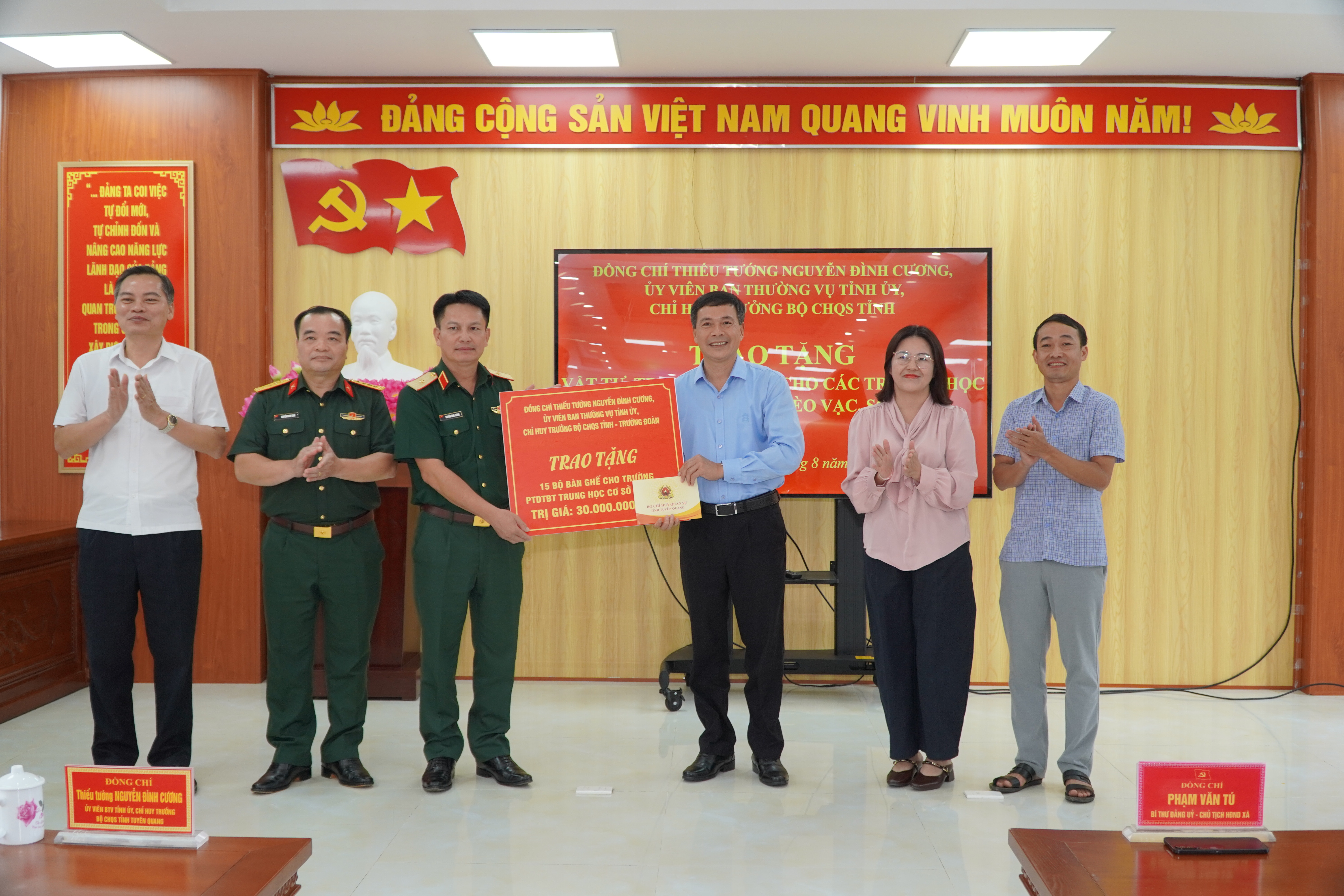 Thiếu tướng Nguyễn Đình Cương trao tặng vật tư, trang thiết bị cho các trường học tại Mèo Vạc, Sơn Vĩ