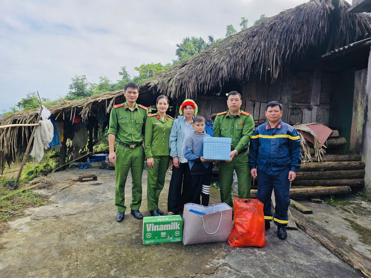 PHÒNG CẢNH SÁT PCCC VÀ CNCH TẶNG QUÀ CON NUÔI ĐỠ ĐẦU