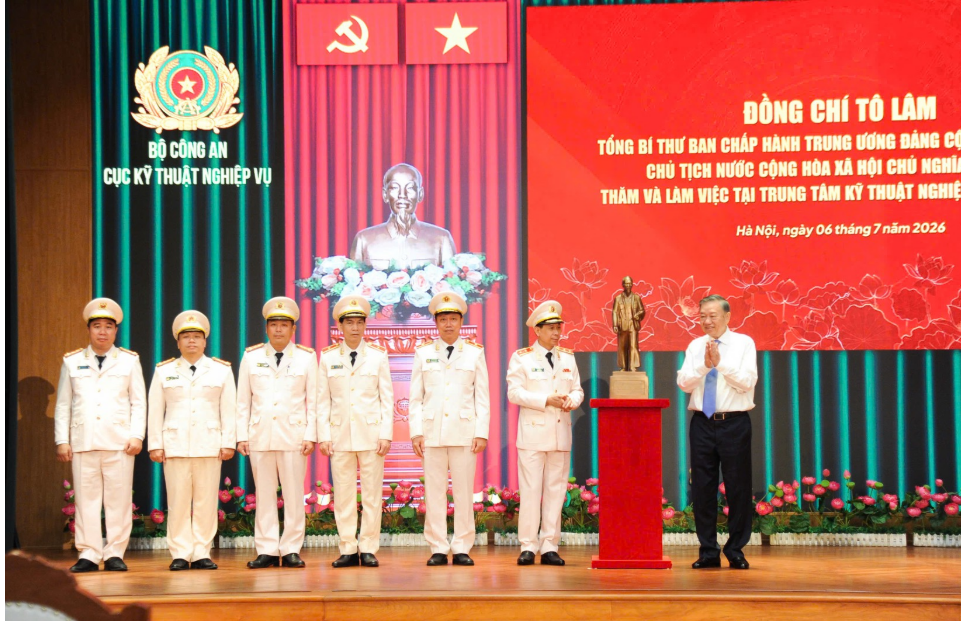 TỔNG BÍ THƯ, CHỦ TỊCH NƯỚC TÔ LÂM THĂM VÀ LÀM VIỆC VỚI TRUNG TÂM KỸ THUẬT NGHIỆP VỤ BỘ CÔNG AN
