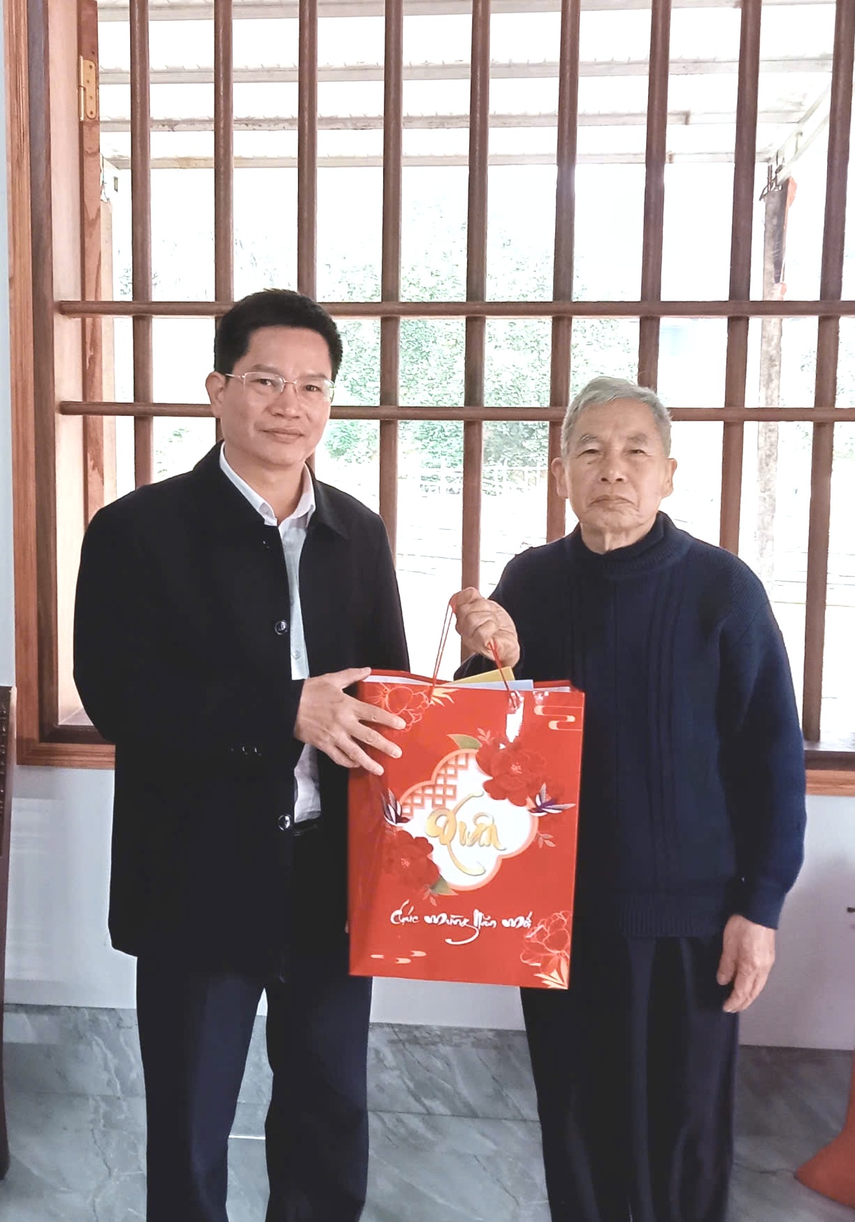 ĐỒNG CHÍ TỐNG XUÂN QUANG - BÍ THƯ ĐẢNG UỶ XÃ THĂM, TẶNG QUÀ TẾT CÁC ĐỐI TƯỢNG CHÍNH SÁCH NGƯỜI CAO TUỔI