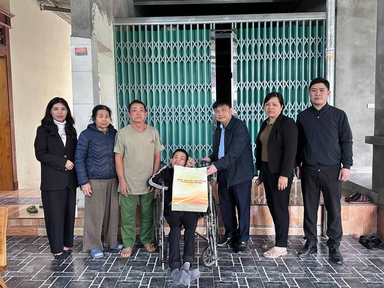 Đồng chí Vũ Mạnh Cường thăm, tặng quà các gia đình chính sách, hộ nghèo trên địa bàn xã