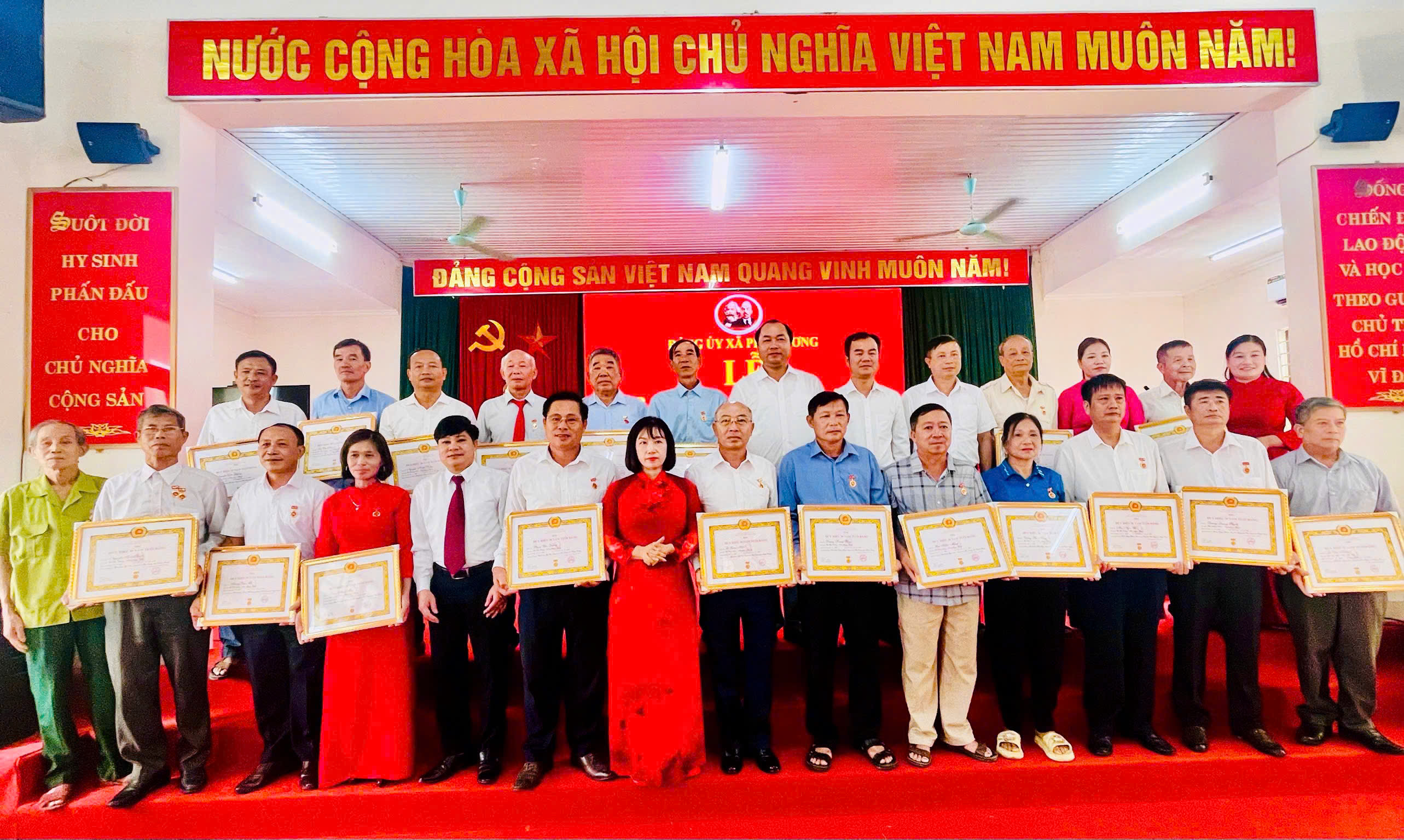 XÃ PHÚ LƯƠNG TỔ CHỨC LỄ TRAO TẶNG HUY HIỆU ĐẢNG ĐỢT 2/9/2026