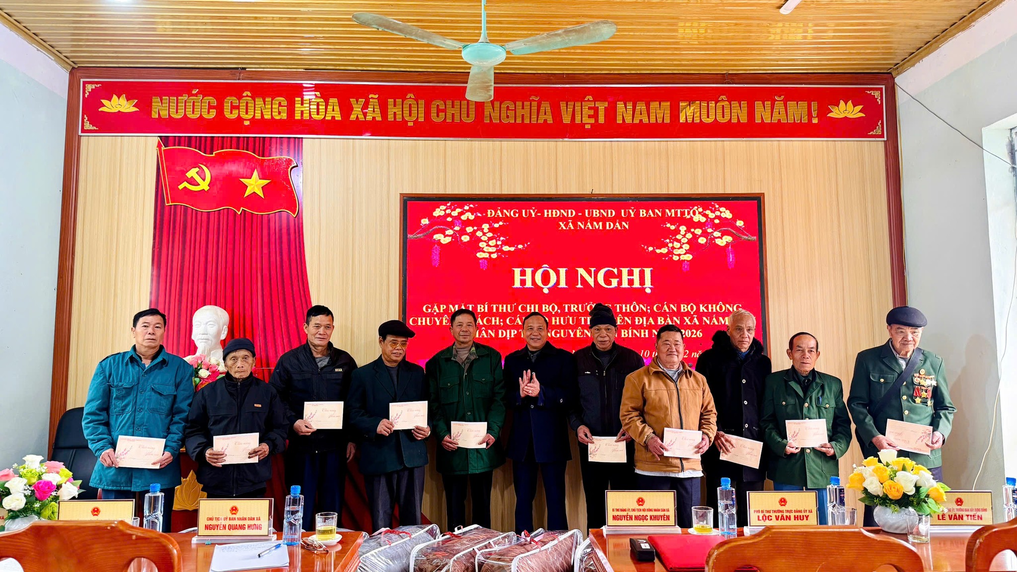 XÃ NẤM DẨN TỔ CHỨC HỘI NGHỊ GẶP MẶT BÍ THƯ CHI BỘ, TRƯỞNG THÔN, CÁN BỘ KHÔNG CHUYÊN TRÁCH VÀ CÁN BỘ HƯU TRÍ NHÂN DỊP TẾT NGUYÊN ĐÁN BÍNH NGỌ 2026