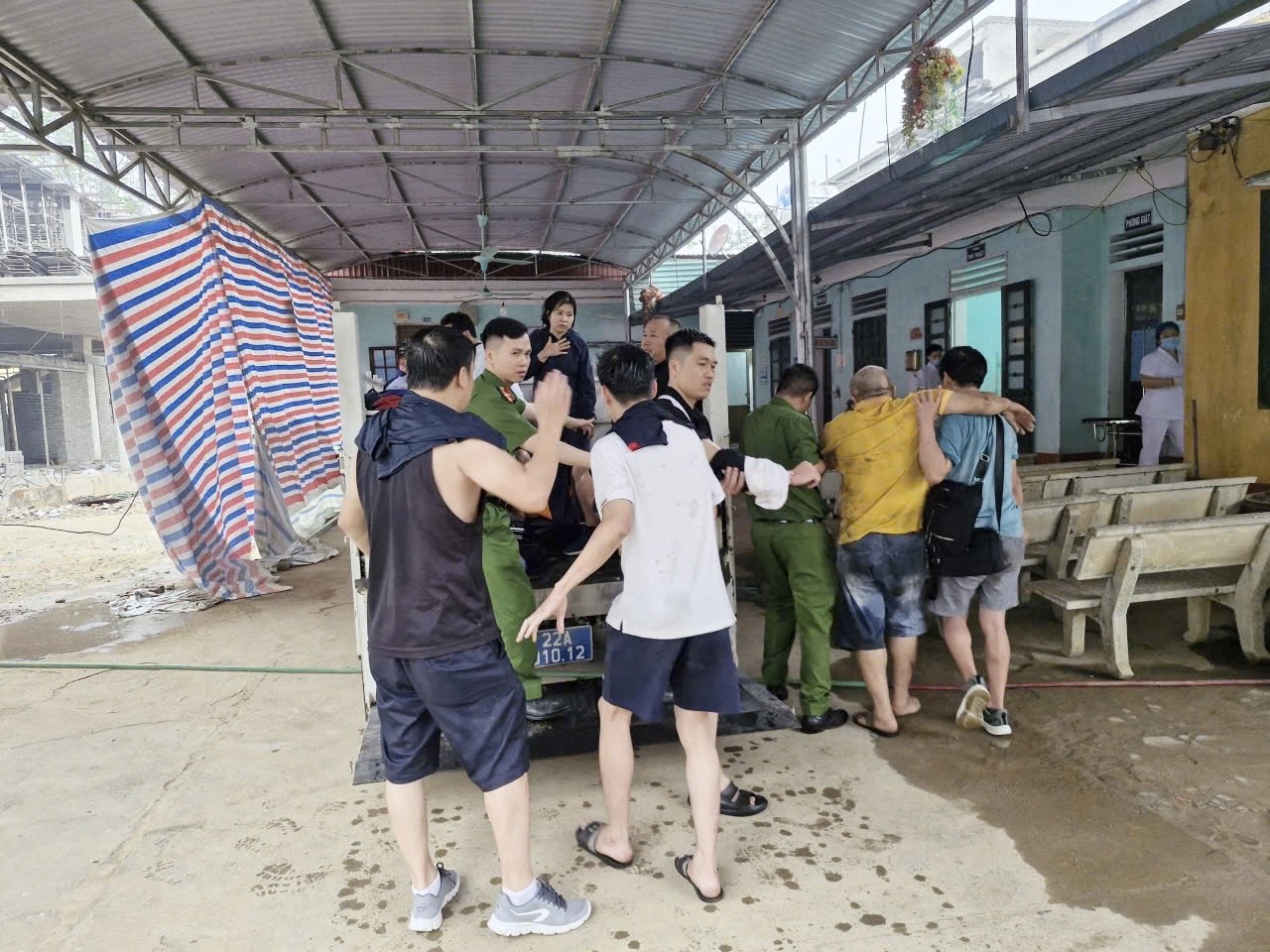 CÔNG AN XÃ YÊN PHÚ KỊP THỜI ĐƯA NGƯỜI BỊ THƯƠNG TRONG VỤ TAI NẠN GIAO THÔNG ĐI CẤP CỨU