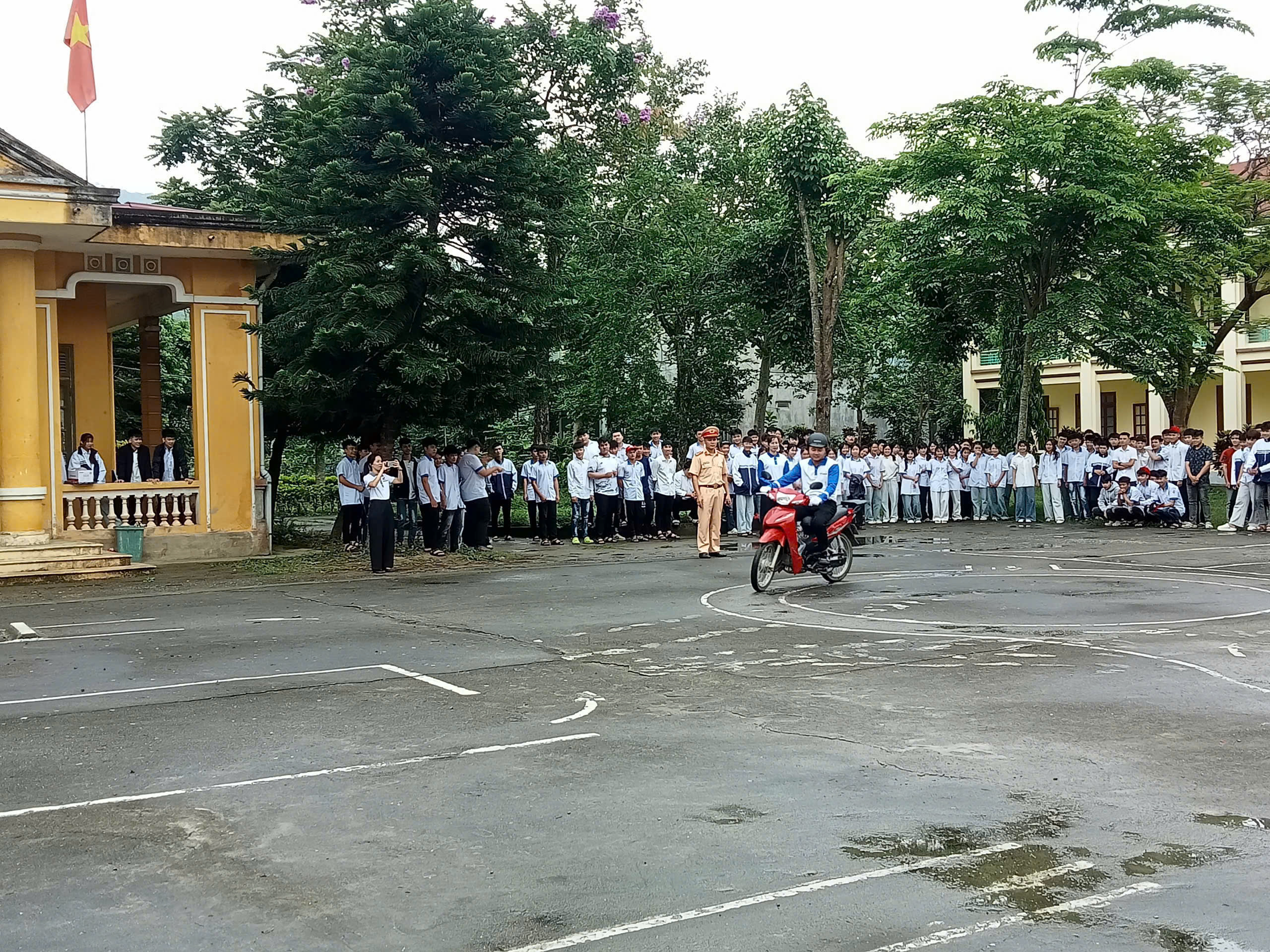 TRANG BỊ KỸ NĂNG LÁI XE AN TOÀN CHO HỌC SINH – CHUNG TAY PHÒNG NGỪA TAI NẠN GIAO THÔNGĂNG LÁI XE AN TOÀN CHO HỌC SINH – CHUNG TAY PHÒNG NGỪA TAI NẠN GIAO THÔNG