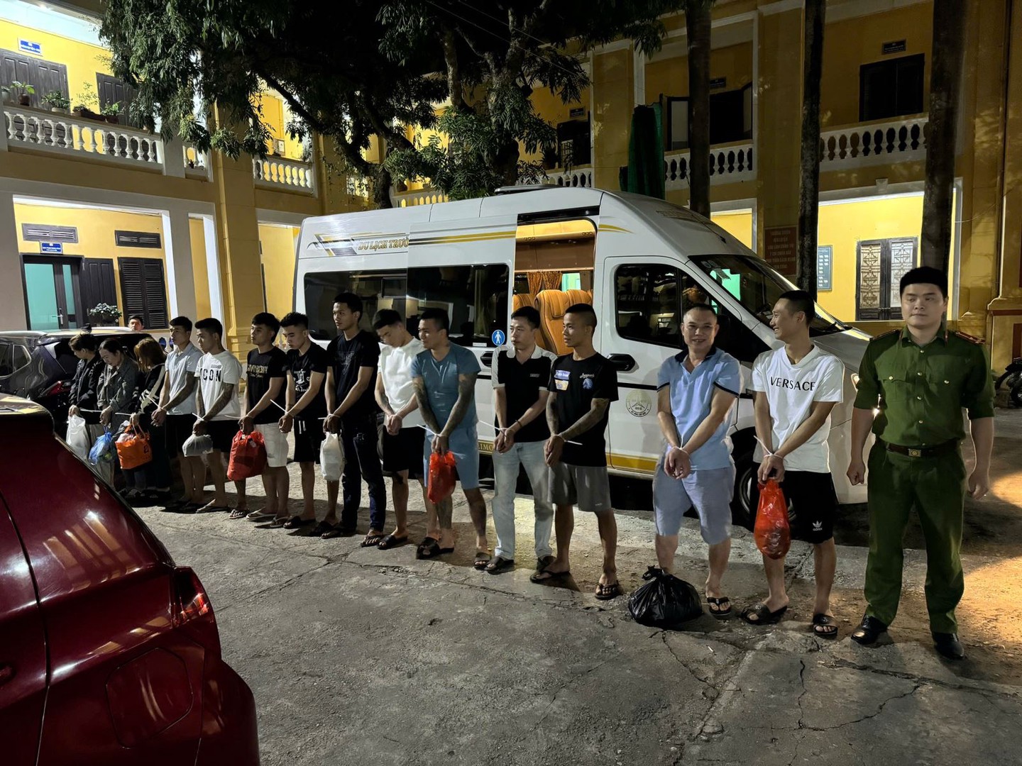 TUYỂN NHÂN VIÊN QUÁN KARAOKE: CẢNH BÁO NGUY CƠ MÔI GIỚI, MUA BÁN VÀ BÓC LỘT NGƯỜI LAO ĐỘNG