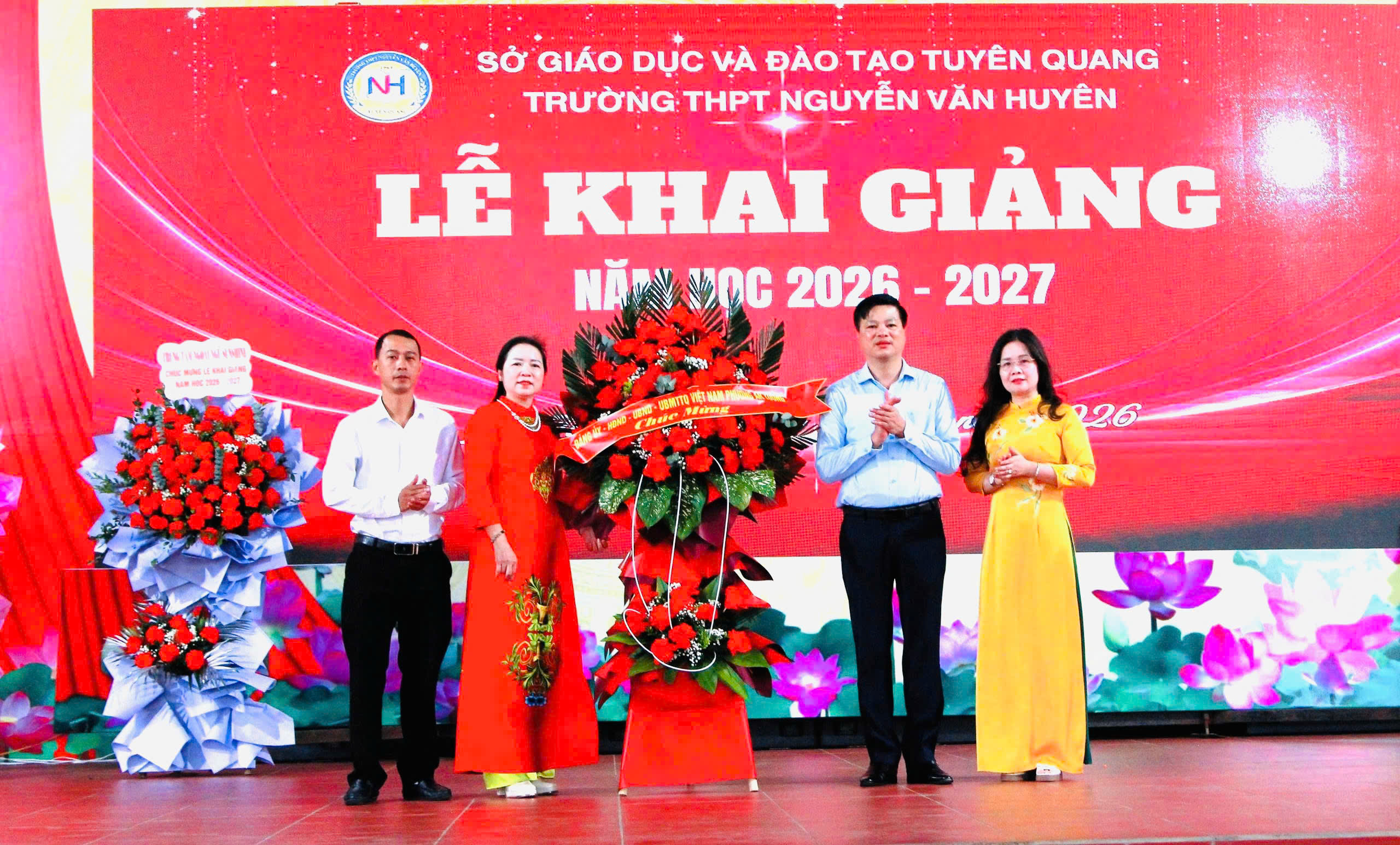 Đồng chí Phó Bí thư Đảng ủy, Chủ tịch UBND phường An Tường Đỗ Đình Đạt dự Lễ khai giảng năm học mới tại Trường THPT Nguyễn Văn Huyên