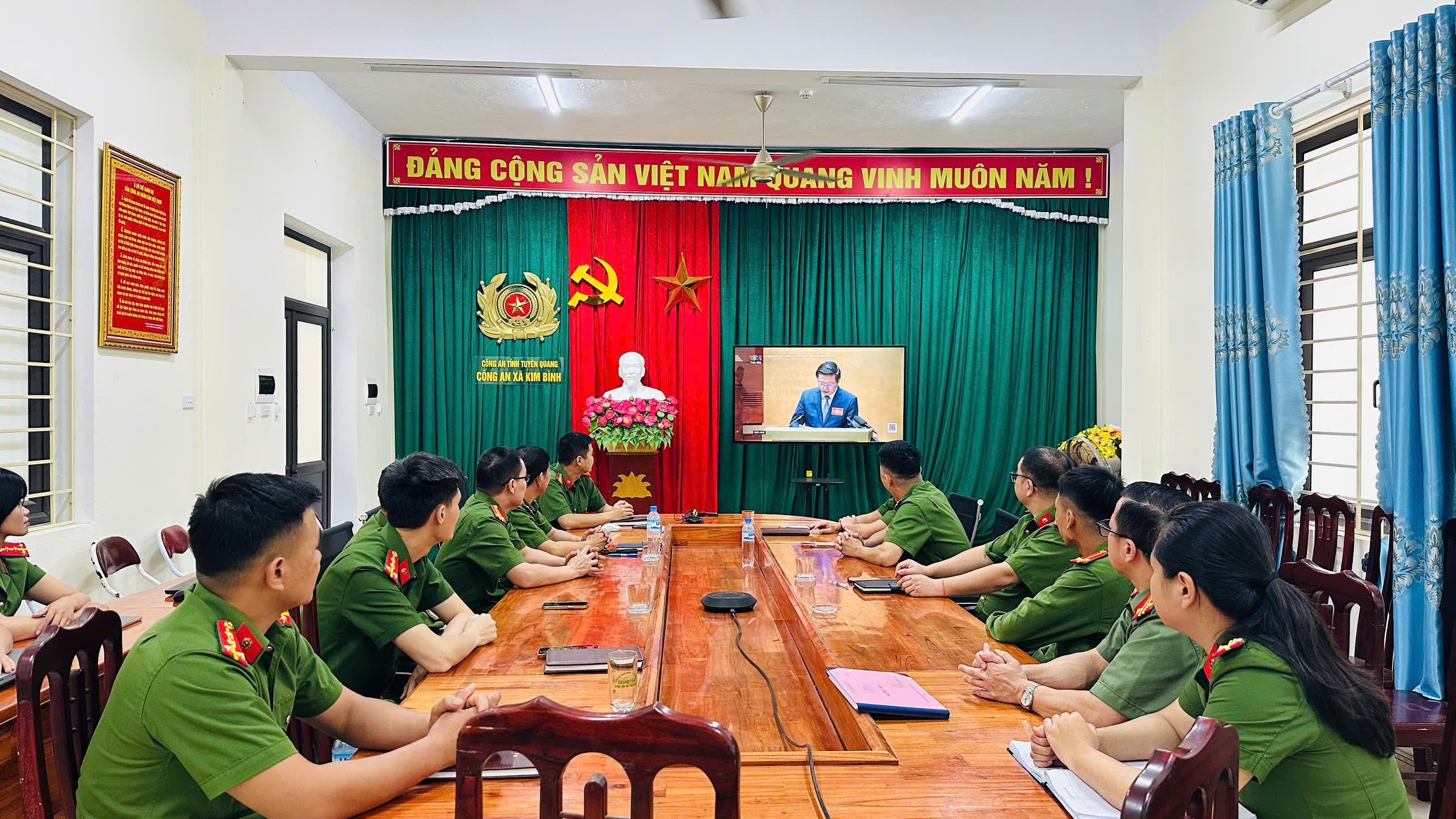 CÔNG AN XÃ KIM BÌNH NGHIÊM TÚC HỌC TẬP, QUÁN TRIỆT CÁC NGHỊ QUYẾT, CHỈ THỊ CỦA BỘ CHÍNH TRỊ