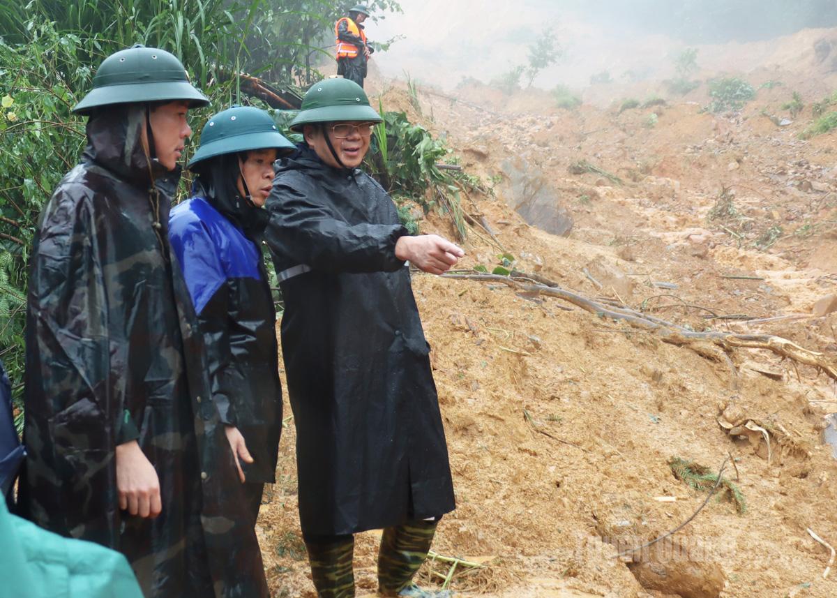 Phó Chủ tịch Thường trực Ủy ban MTTQ tỉnh Hà Trung Kiên kiểm tra công tác tìm kiếm 4 nạn nhân mất tích tại xã Lũng Cú