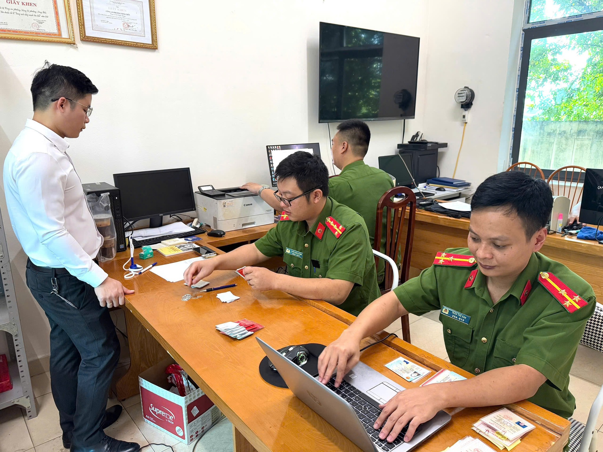 TRIỂN KHAI CAO ĐIỂM THU NHẬN THÔNG TIN PHỤC VỤ CẤP ĐỔI THẺ ĐẢNG VIÊN TRÊN NỀN TẢNG CƠ SỞ DỮ LIỆU QUỐC GIA VỀ DÂN CƯ