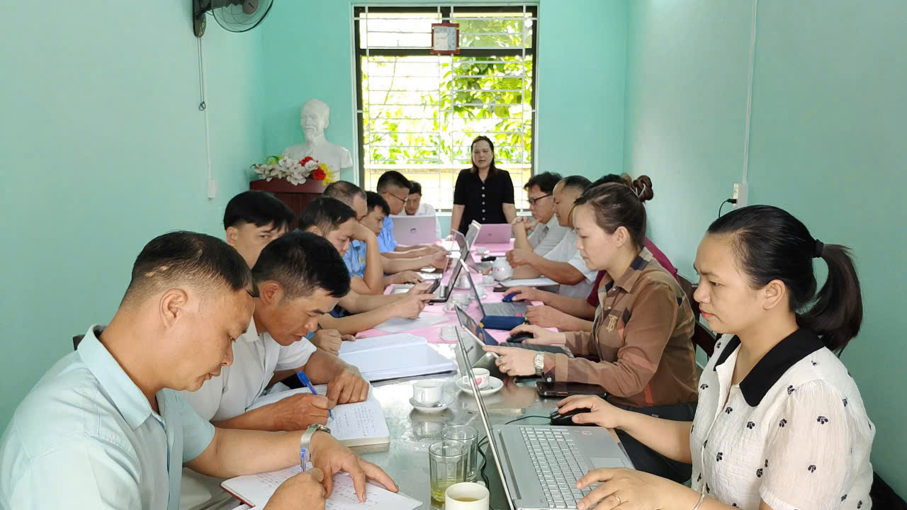 Các đồng chí lãnh đạo xã Minh Sơn làm việc tại thôn Bó Pèng