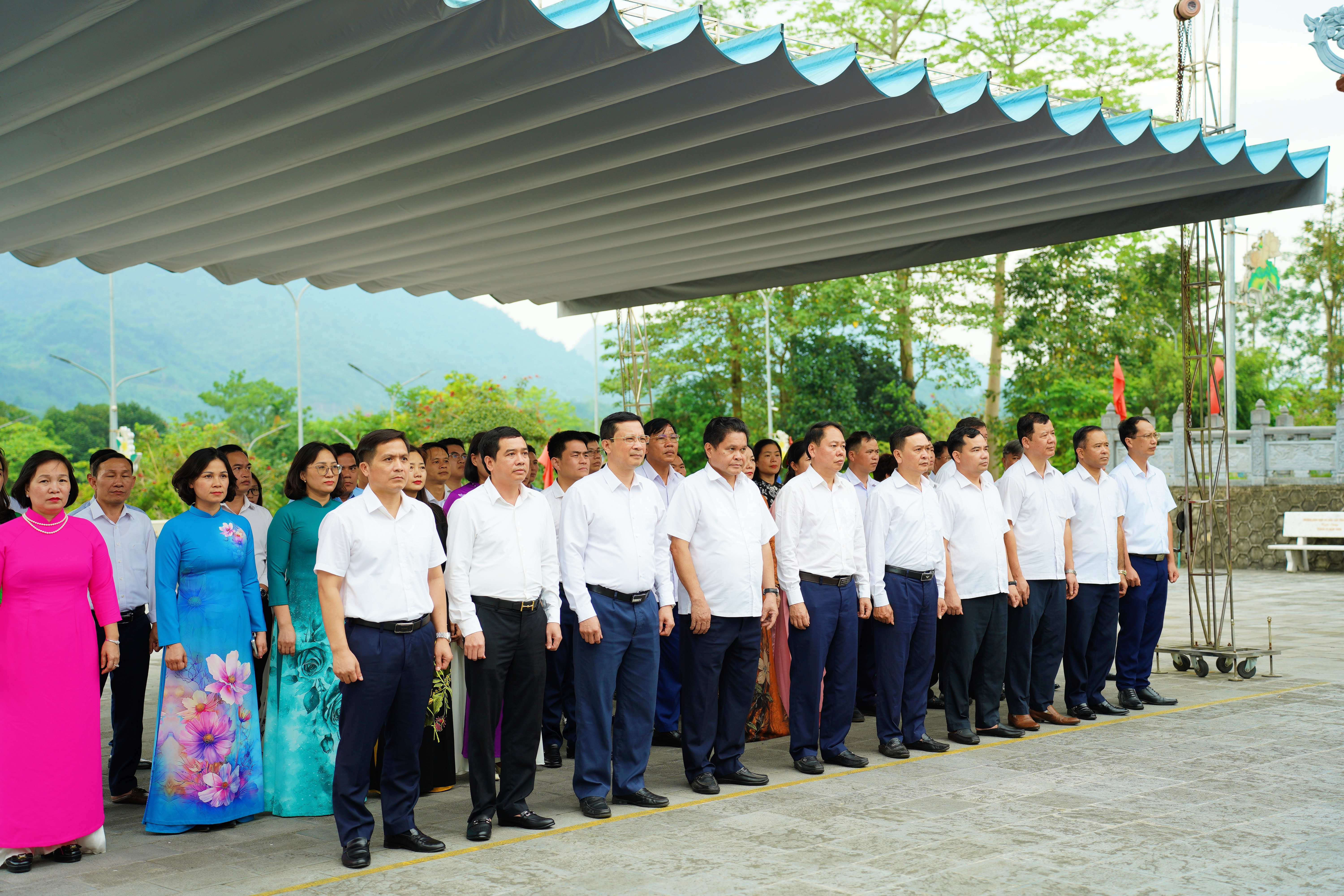 Phường Nông Tiến: Trao đổi kinh nghiệm công tác và dâng hương tri ân tại phường Hà Giang 2