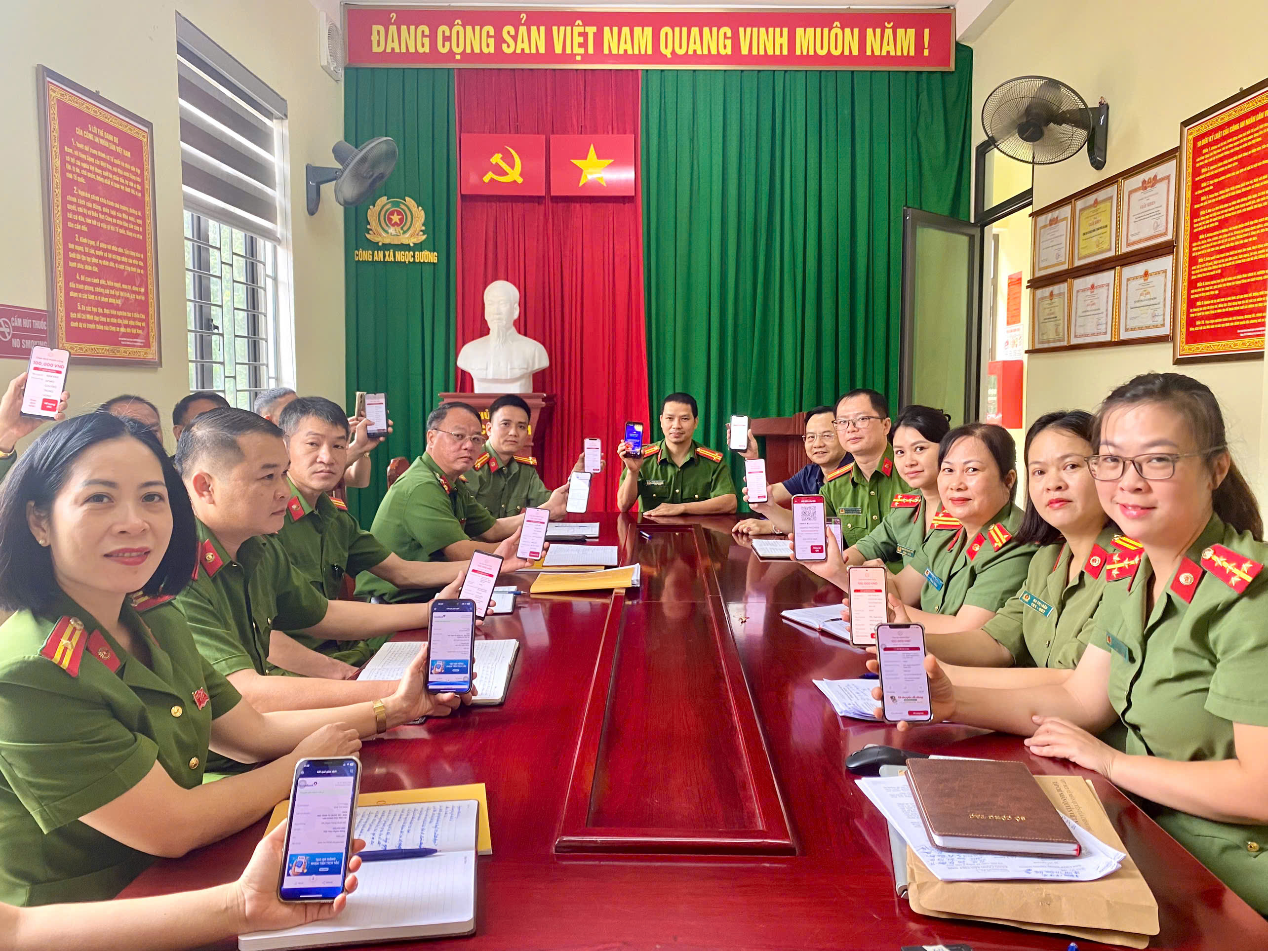 CÔNG AN XÃ NGỌC ĐƯỜNG CHUNG TAY CỨU TRỢ ĐỒNG BÀO BỊ ẢNH HƯỞNG BỞI LŨ LỤT TRÊN NỀN TẢNG VNeID 