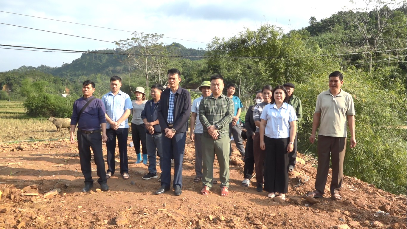 Xã Hùng An trao trâu sinh sản cho các hộ gia đình tại thôn Giàng Thượng