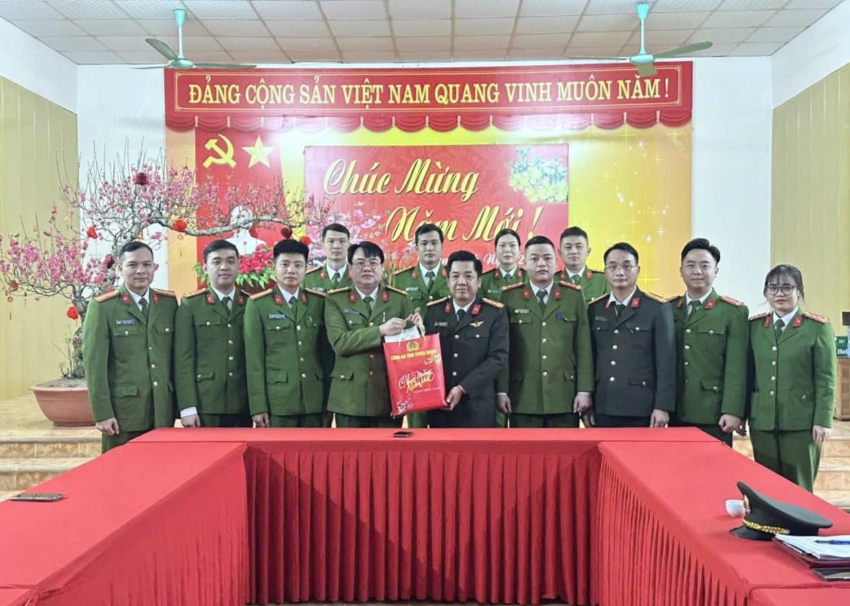 LÃNH ĐẠO CÔNG AN TỈNH KIỂM TRA, ĐỘNG VIÊN VÀ CHÚC TẾT CÔNG AN XÃ YÊN SƠN