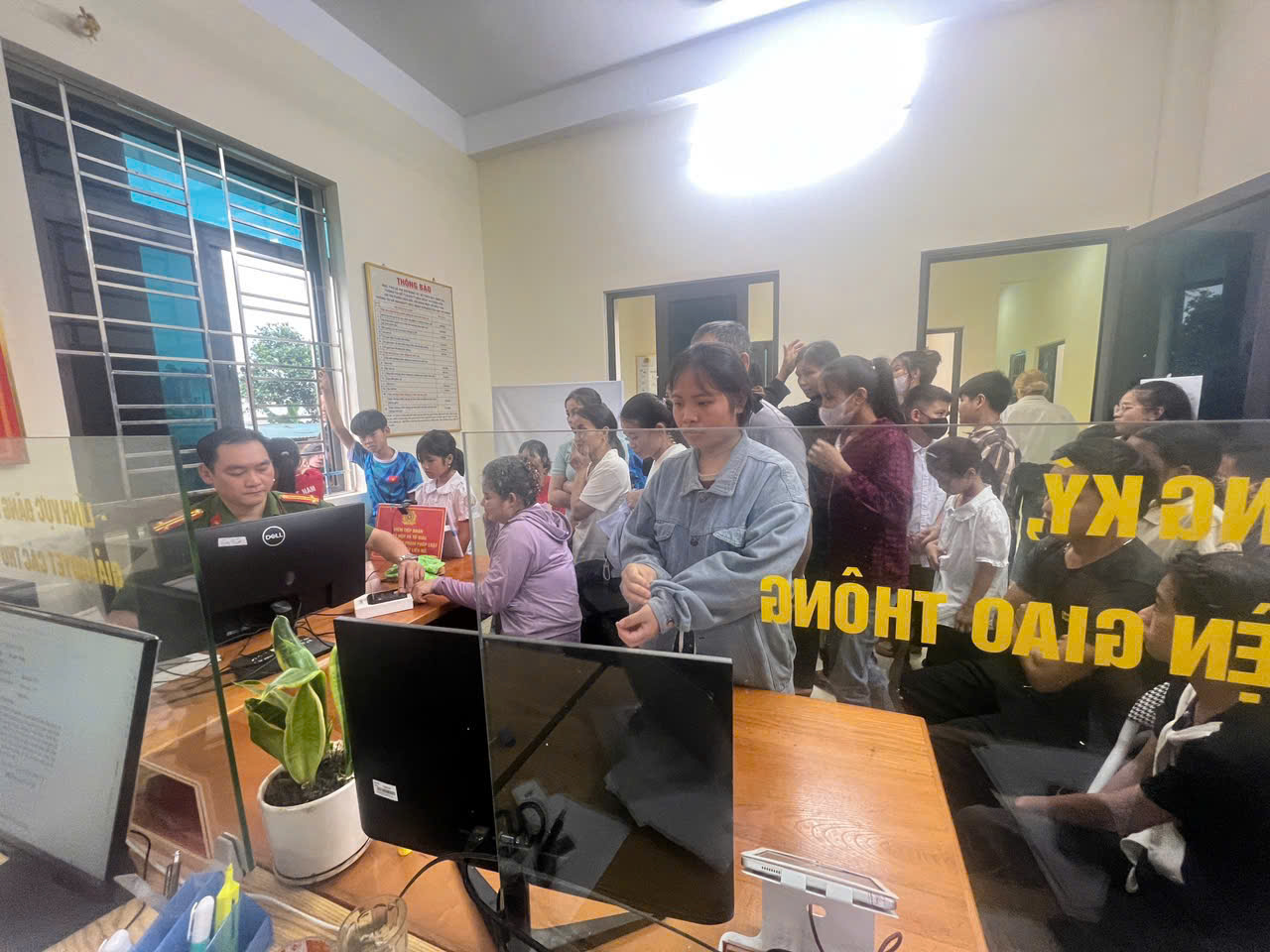 CÔNG AN XÃ BẰNG HÀNH XUYÊN LỄ THU NHẬN ĐỊNH DANH ĐIỆN TỬ MỨC 2 CHO TRẺ TỪ 6 ĐẾN 14 TUỔI