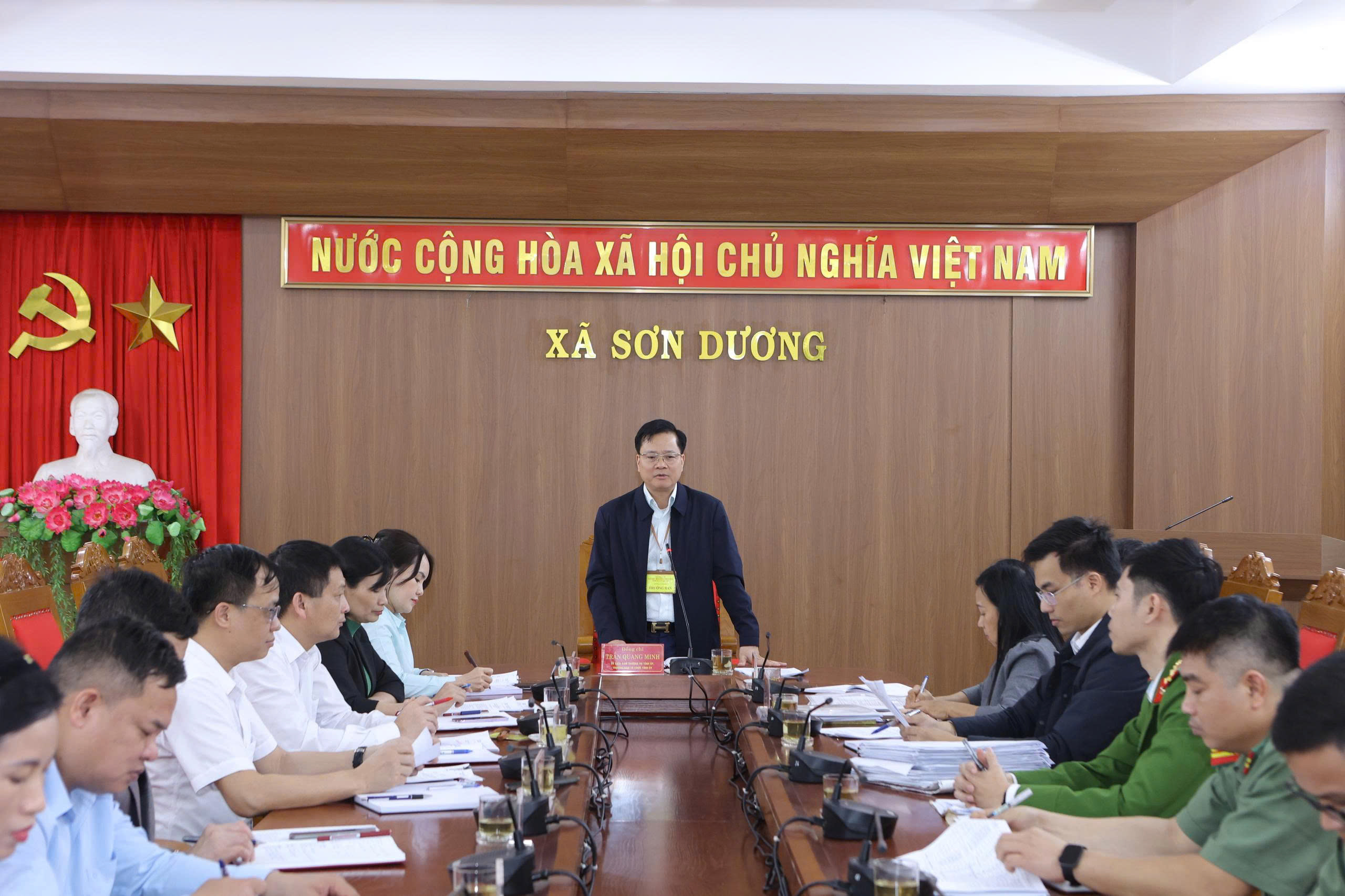 Trưởng Ban Tổ chức Tỉnh ủy Trần Quang Minh kiểm tra công tác chuẩn bị tổ chức bầu cử tại xã Sơn Dương