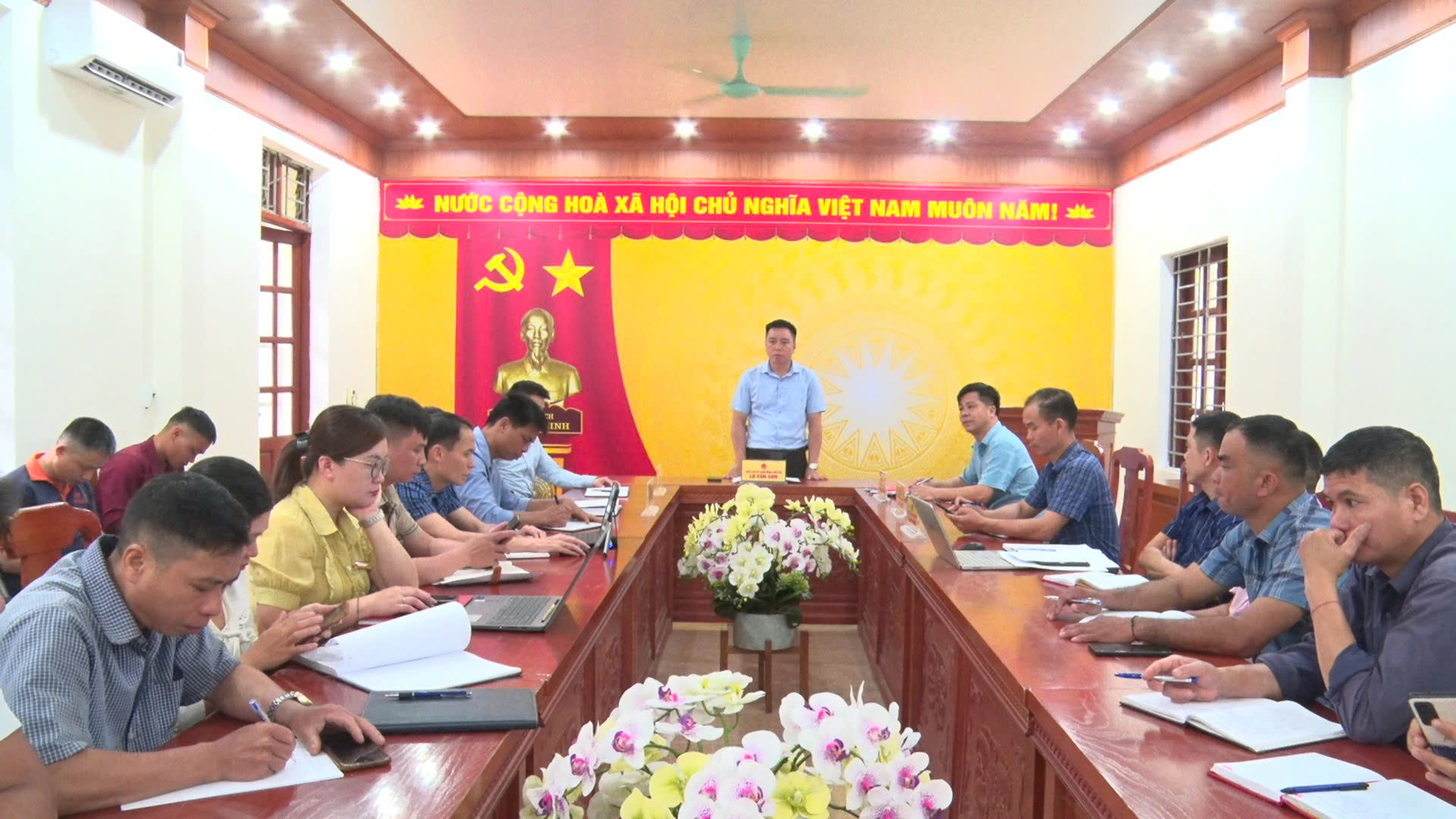 UBND XÃ KHUÔN LÙNG TỔ CHỨC HỘI NGHỊ GIAO BAN QUÝ I NĂM 2026 VỚI TRƯỞNG THÔN TRÊN ĐỊA BÀN XÃ