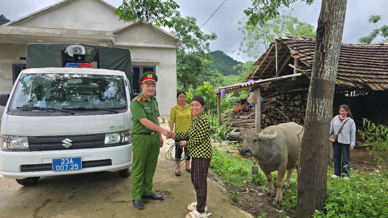  CÔNG AN XÃ BẠCH NGỌC KHẨN TRƯƠNG TÌM LẠI, TRAO TRẢ "ĐẦU CƠ NGHIỆP" CHO NGƯỜI DÂN