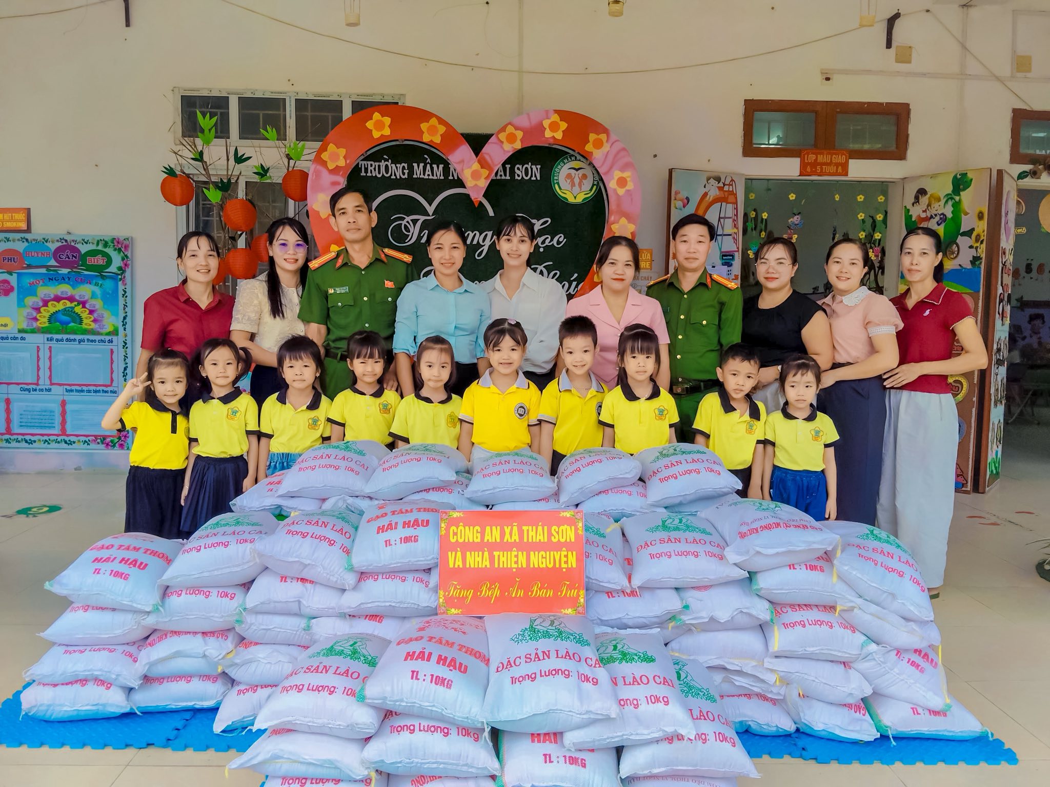 CÔNG AN XÃ THÁI SƠN PHỐI HỢP NHÀ THIỆN NGUYỆN HỖ TRỢ GẠO CHO HỌC SINH MẦM NON