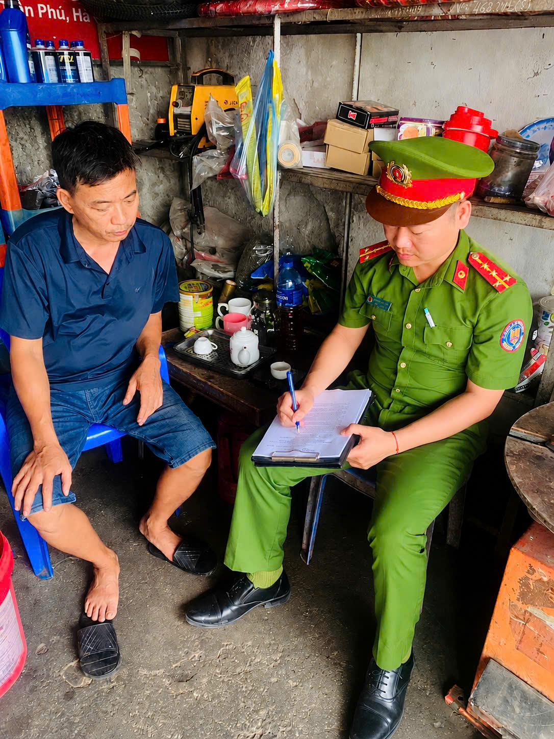 CÔNG AN PHƯỜNG HÀ GIANG 2 TUYÊN TRUYỀN, KÝ CAM KẾT ĐỐI VỚI CÁC CƠ SỞ KINH DOANH, SỬA CHỮA XE ĐIỆN VÀ XE GẮN MÁY DƯỚI 50 CM³