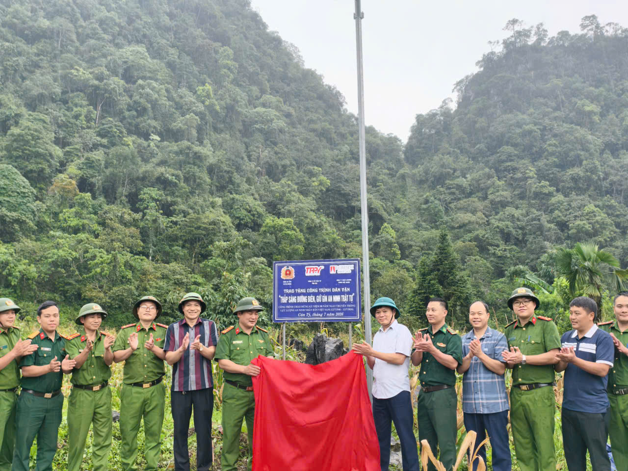 CÔNG AN XÃ CÁN TỶ TRAO TẶNG CÔNG TRÌNH DÂN VẬN “THẮP SÁNG ĐƯỜNG BIÊN, GIỮ GÌN AN NINH TRẬT TỰ” TẠI THÔN THÀO CHƯ PHÌN