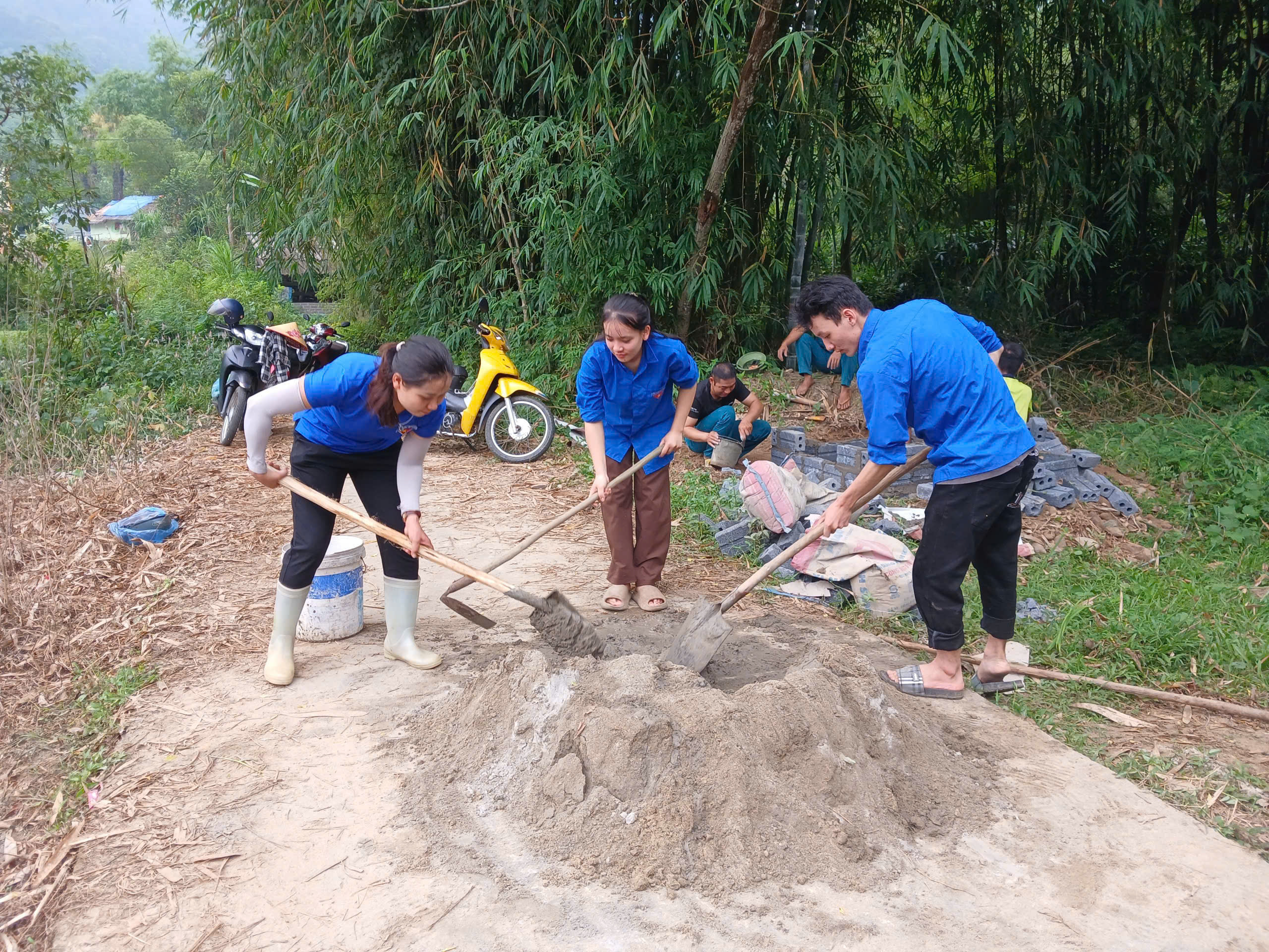 Đoàn xã Linh Hồ xây dựng 4 lò đốt rác tại thôn Nặm Đăm gắn với công tác dân vận