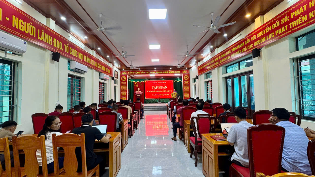 ĐẢNG ỦY XÃ XUÂN GIANG TỔ CHỨC TẬP HUẤN SỬ DỤNG SỔ TAY ĐẢNG VIÊN ĐIỆN TỬ