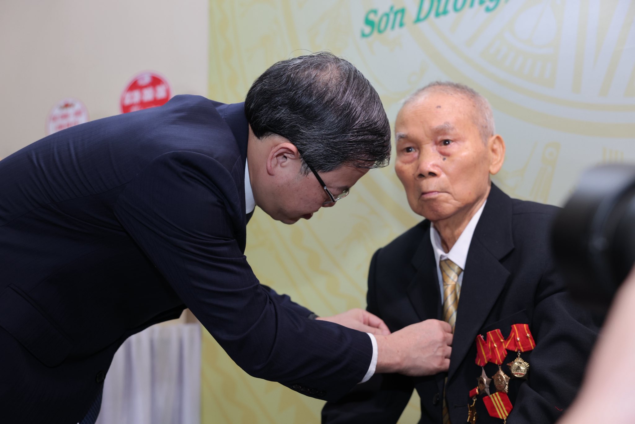 Đồng chí Nguyễn Văn Sơn trao huy hiệu 70 năm tuổi Đảng cho đảng viên xã Sơn Dương