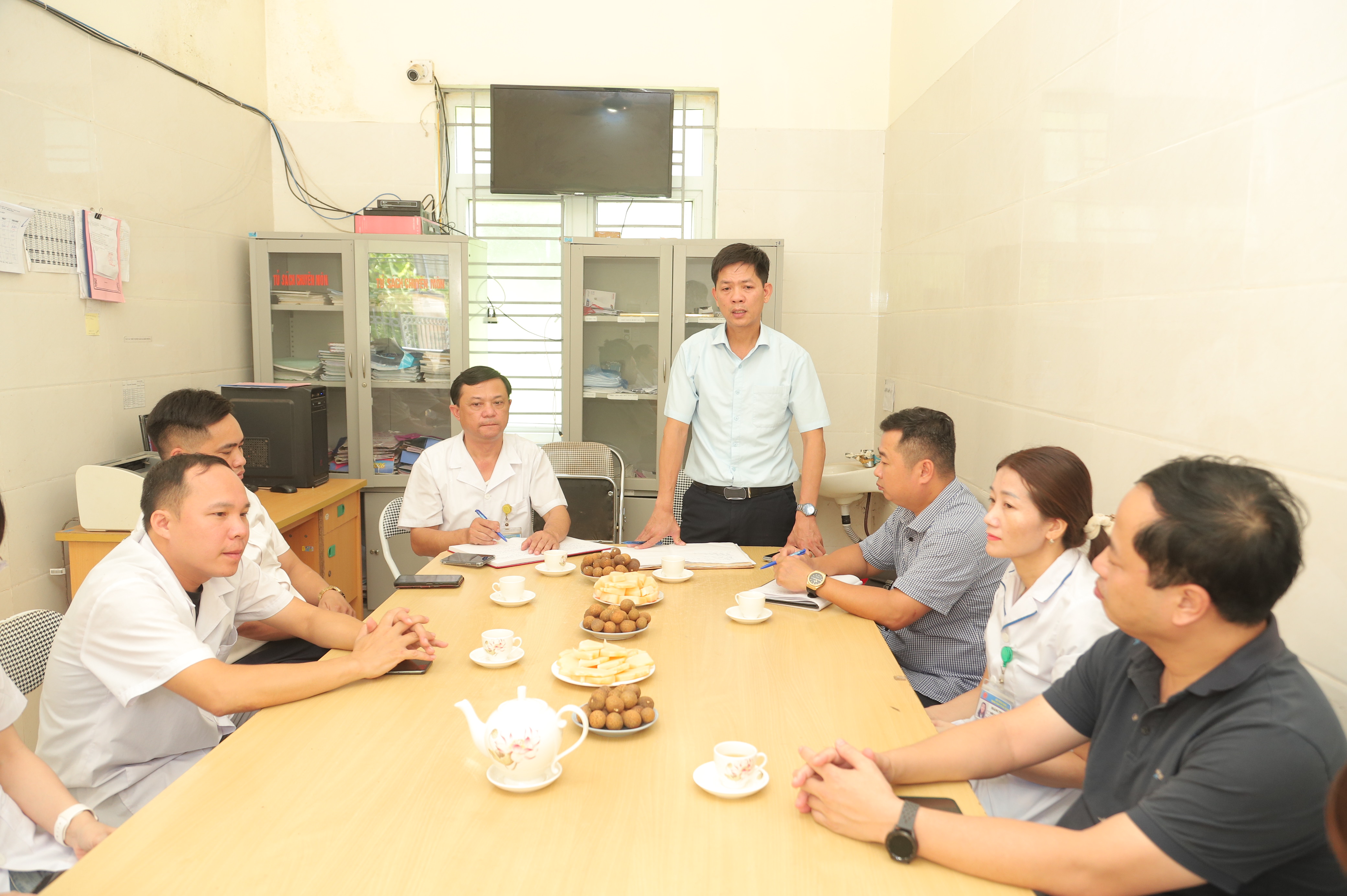 Giám đốc Bệnh viện Đa khoa khu vực Bắc Quang làm việc với Trạm Y tế xã Liên Hiệp sau sáp nhập
