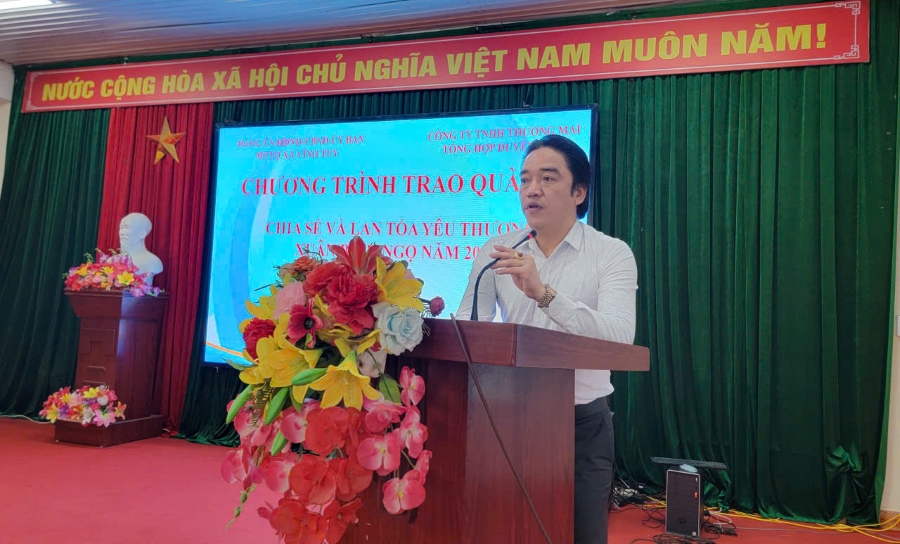 trao quà tết GĐốc 4.jpg