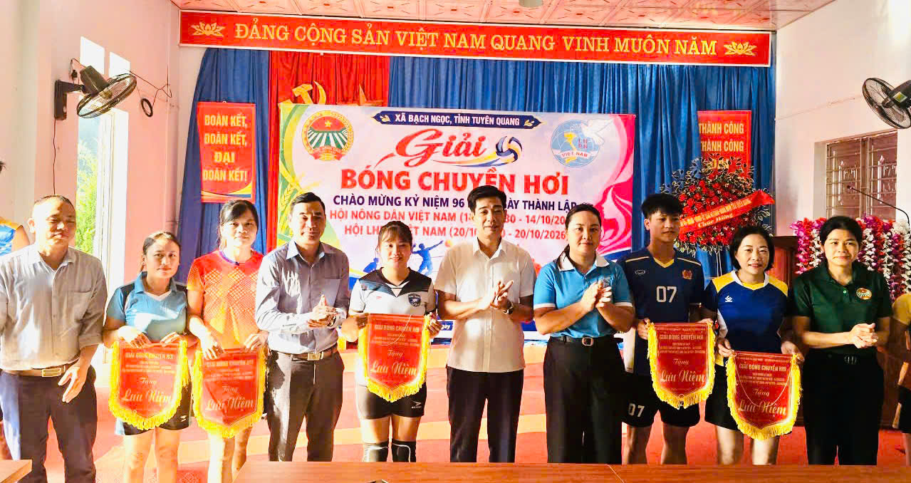 Giải bóng chuyền hơi chào mừng kỷ niệm 96 năm ngày thành lập Hội Nông dân Việt Nam và Hội LHPN Việt Nam