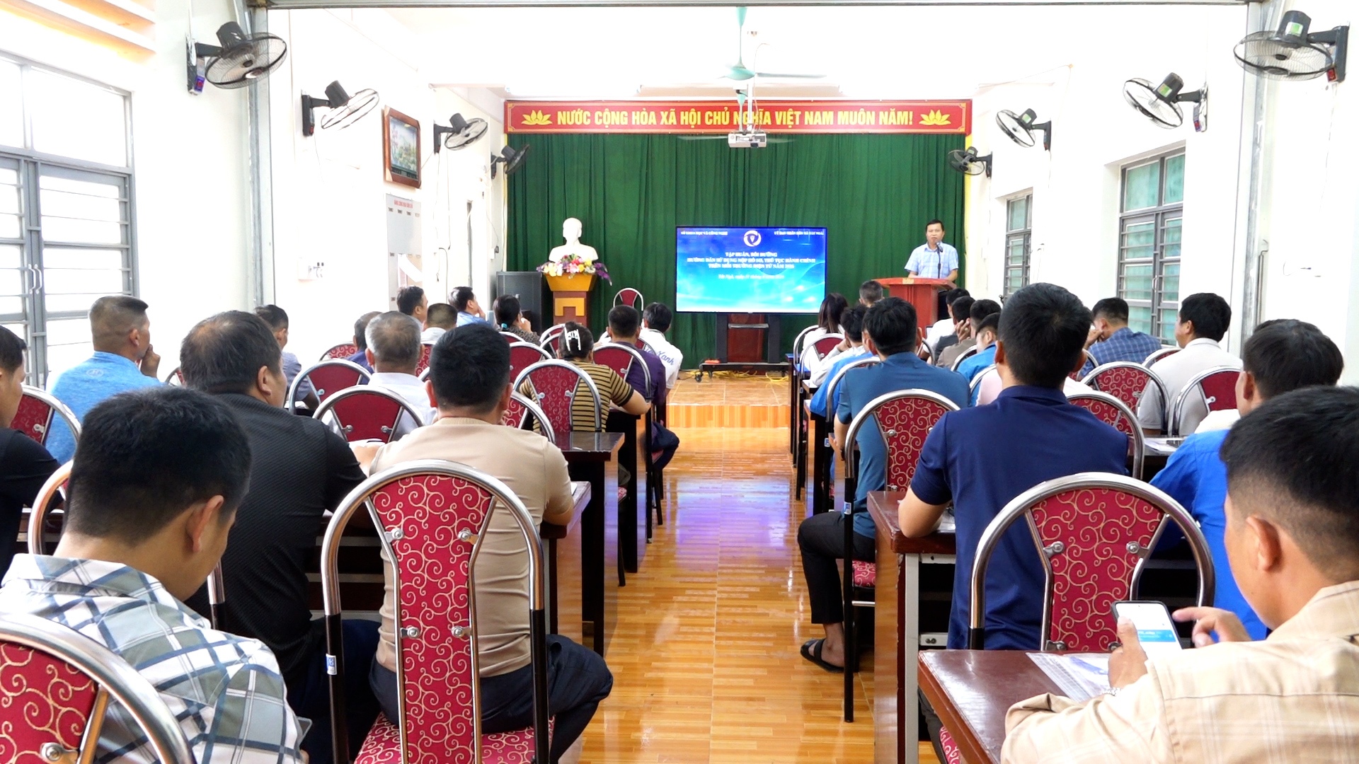UBND xã Tát Ngà tổ chức lớp tập huấn hướng dẫn sử dụng, nộp hồ sơ thủ tục hành chính trên môi trường điện tử năm 2026