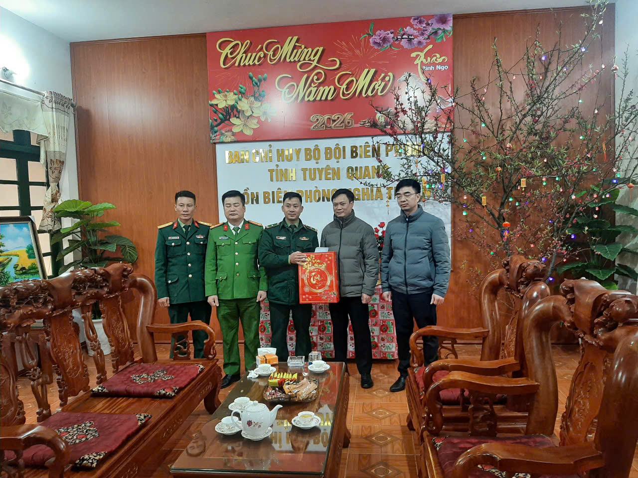 Các đồng chí Thường trực Đảng ủy xã thăm chúc Tết đồn Biên phòng Nghĩa Thuận