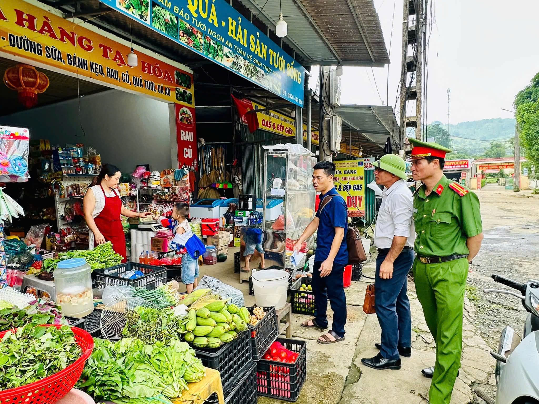 TĂNG CƯỜNG CHẤN CHỈNH TÌNH TRẠNG LẤN CHIẾM LÒNG ĐƯỜNG, HÀNH LANG AN TOÀN GIAO THÔNG TẠI KHU VỰC CHỢ