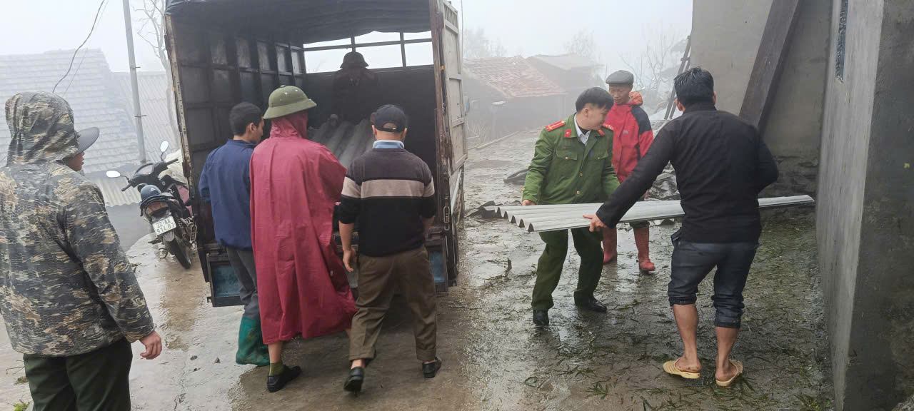 TUYÊN QUANG: CÔNG AN CƠ SỞ KHẨN TRƯƠNG HỖ TRỢ NHÂN DÂN KHẮC PHỤC HẬU QUẢ THIÊN TAI, MƯA ĐÁ