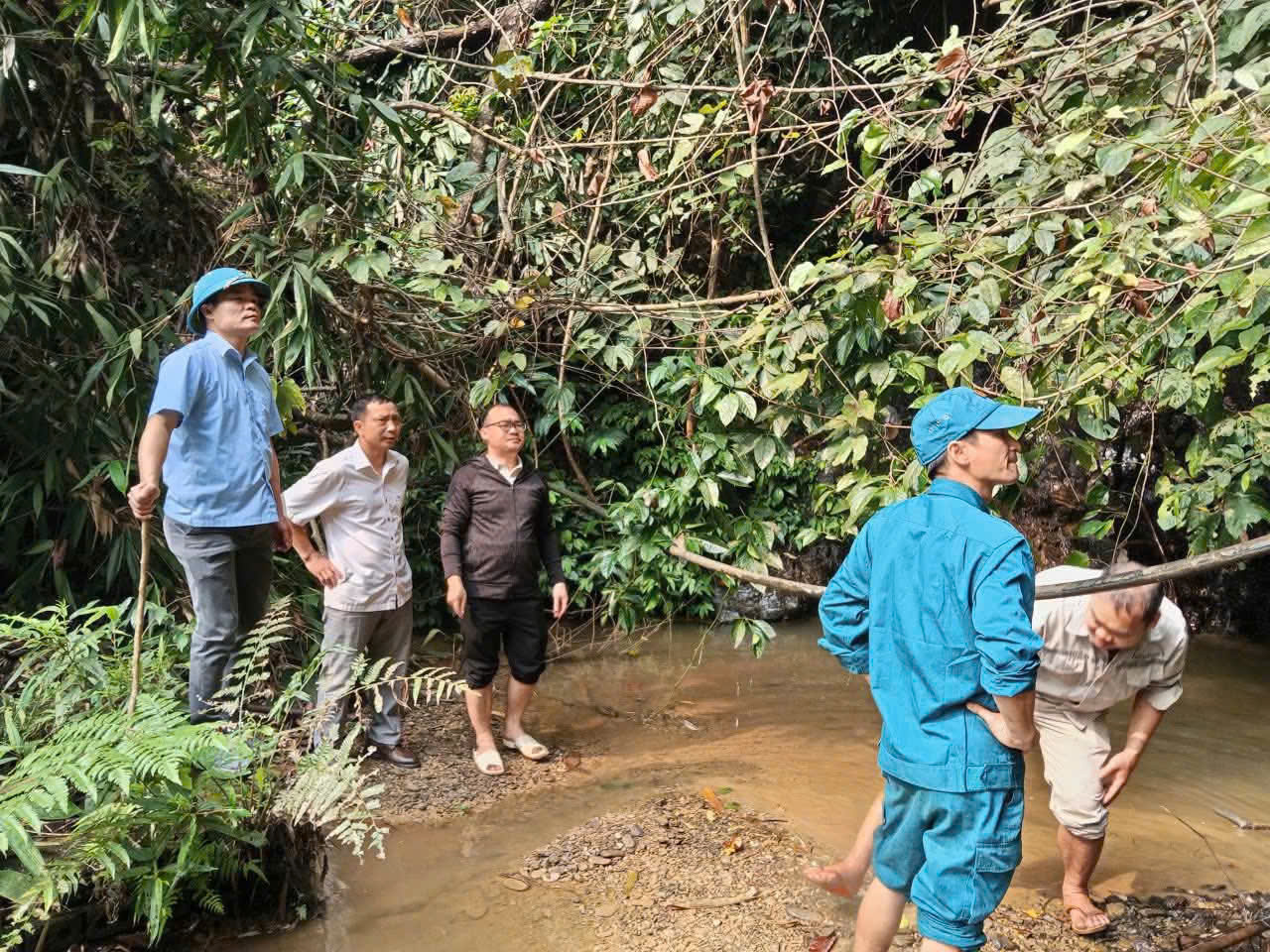 ĐỒNG CHÍ TRƯƠNG TRUNG SƠN, PHÓ BÍ THƯ CHỦ TỊCH UBND XÃ KIỂM TRA CÔNG TRÌNH NƯỚC SẠCH TẠI THÔN NÀ LÁ, XÃ MINH NGỌC