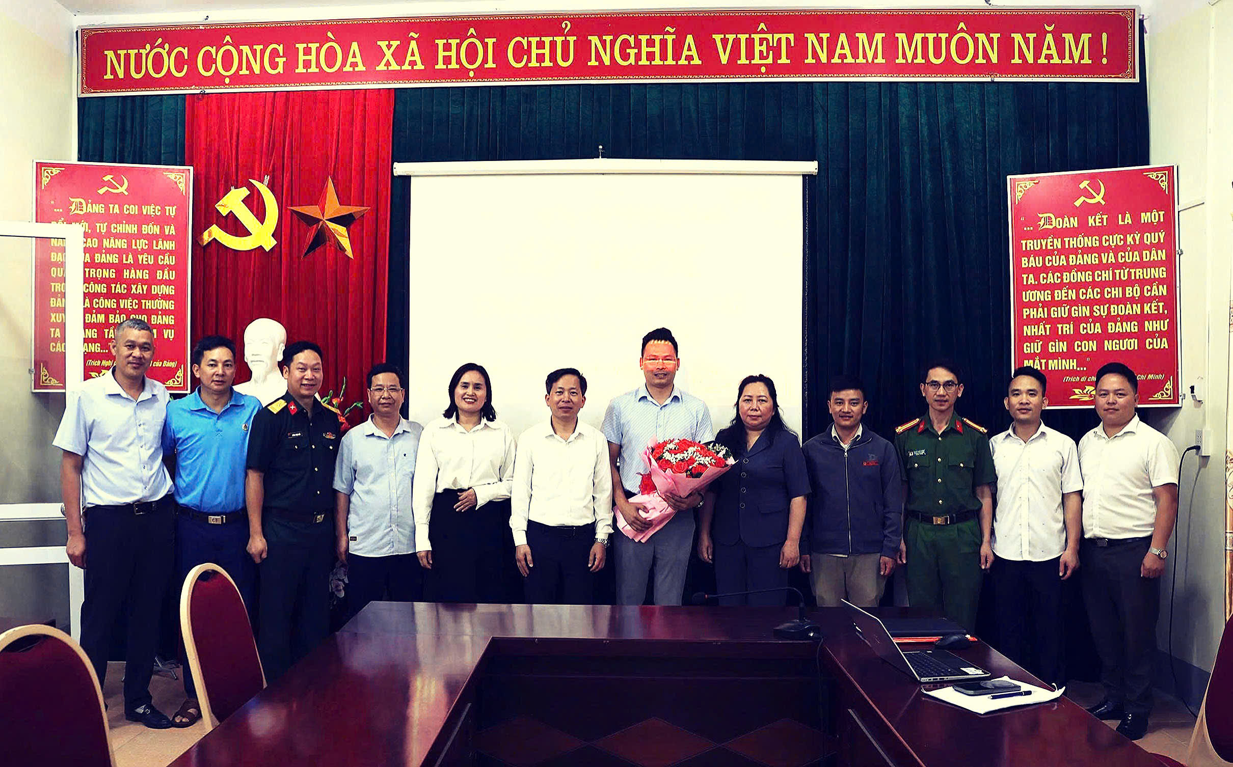 Sủng Máng công bố quyết định bổ nhiệm Giám đốc Trung tâm Phục vụ hành chính công xã
