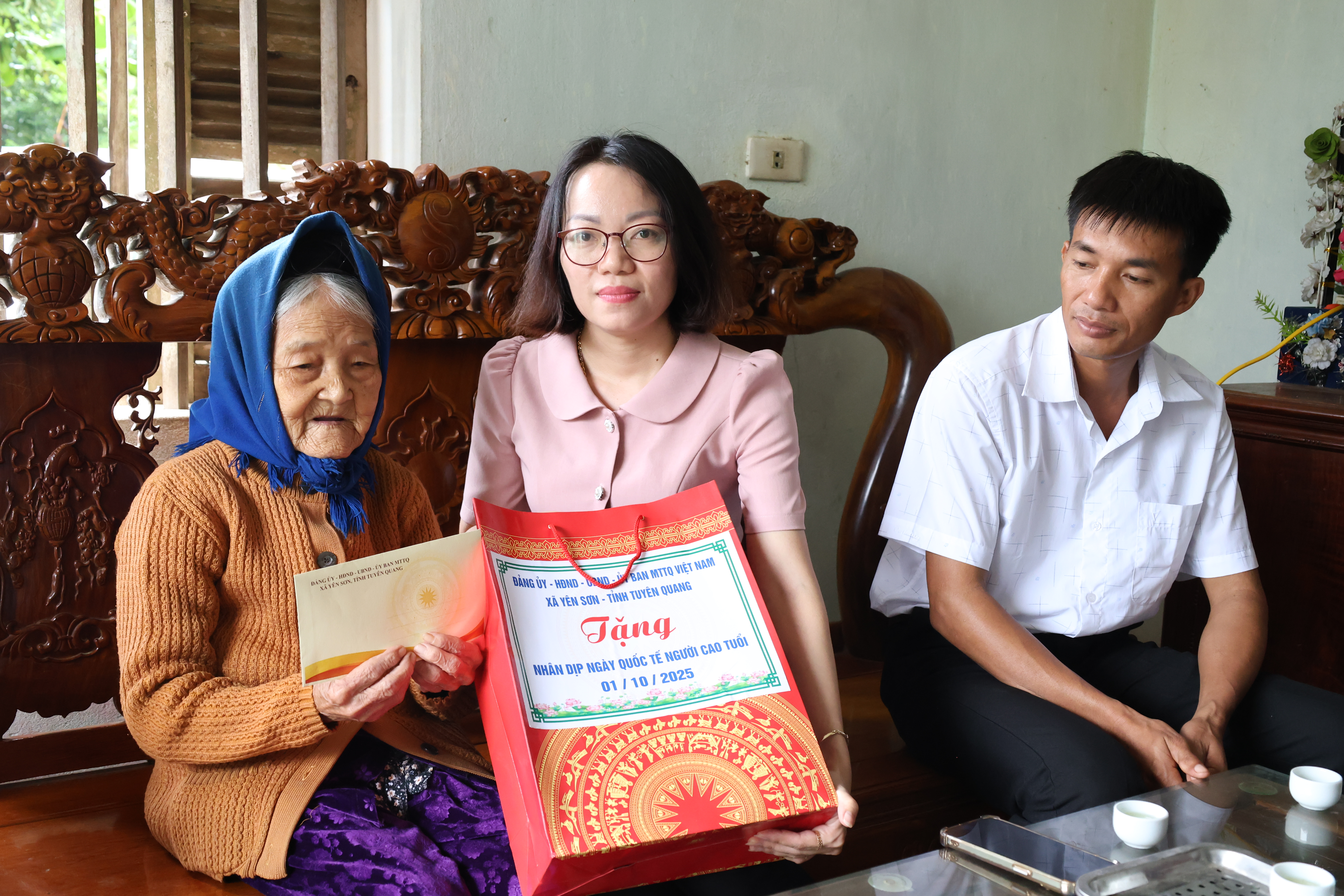 Đồng chí Trưởng ban Xây dựng Đảng xã Yên Sơn thăm tặng quà người cao tuổi tại thôn Nhùng Dàm