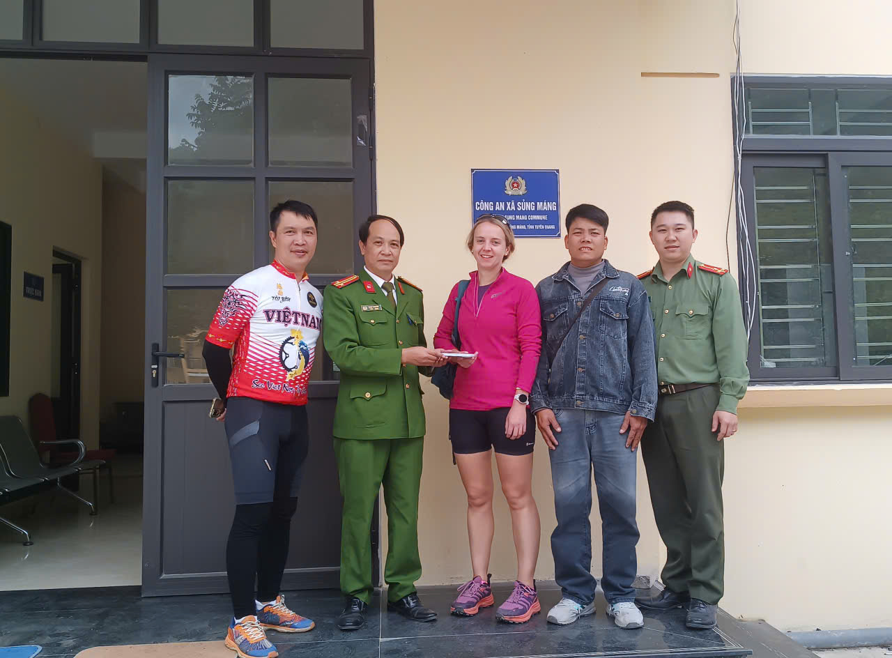 NHANH CHÓNG TÌM VÀ TRAO TRẢ TÀI SẢN ĐÁNH RƠI CHO DU KHÁCH ANH