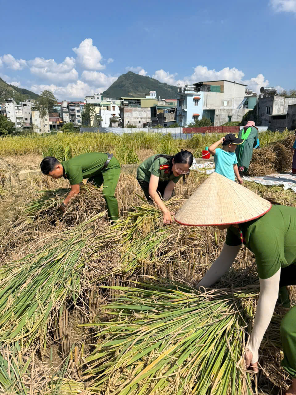 GẦN DÂN TỪ NHỮNG VIỆC LÀM NHỎ