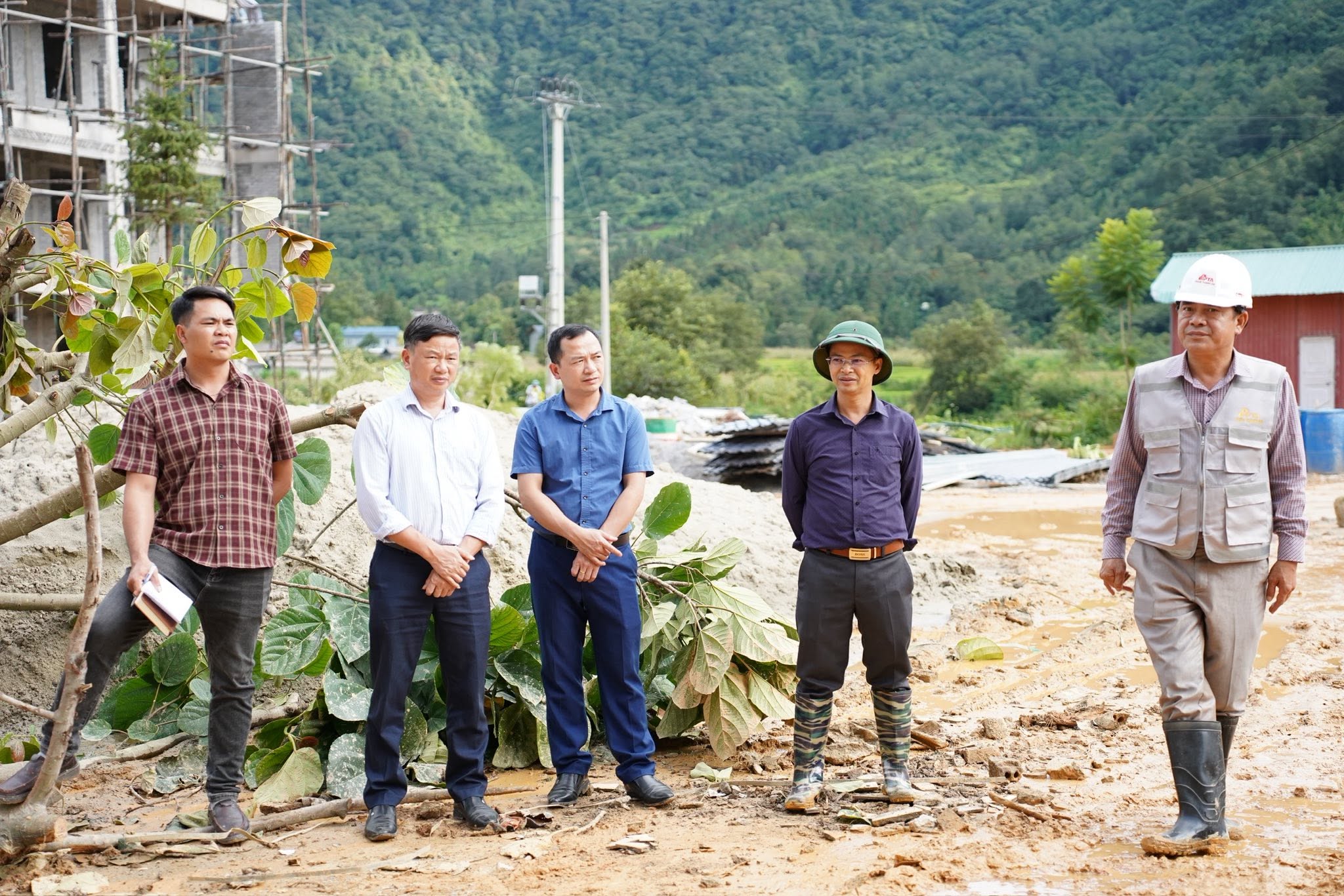 LÃNH ĐẠO UBND XÃ PHỐ BẢNG KIỂM TRA TIẾN ĐỘ THI CÔNG TRƯỜNG NỘI TRÚ LIÊN CẤP TIỂU HỌC VÀ THCS PHỐ BẢNG