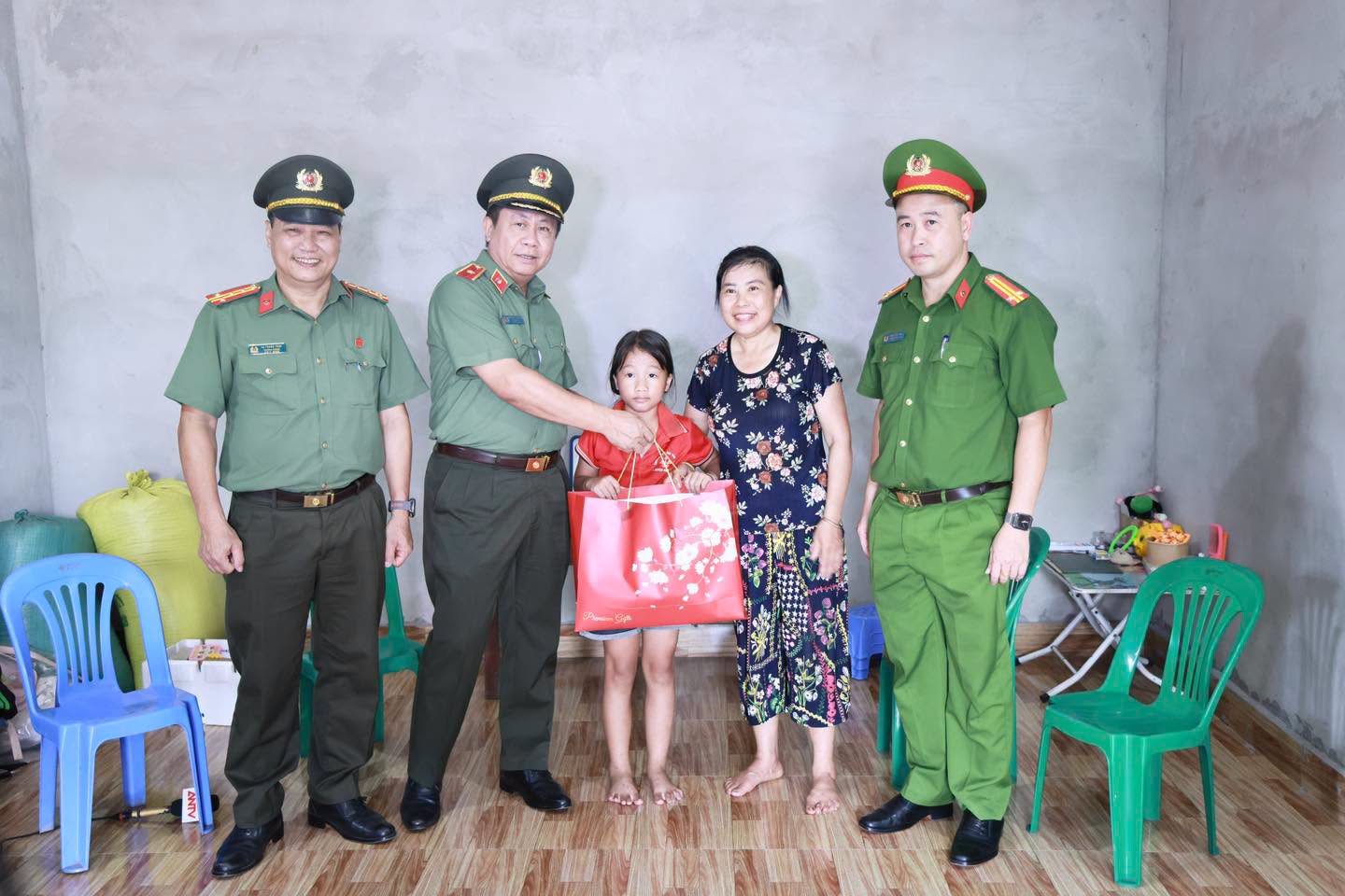 GIÁM ĐỐC CÔNG AN TỈNH THĂM HỎI, TẶNG QUÀ CÁC GIA ĐÌNH CÓ HOÀN CẢNH KHÓ KHĂN