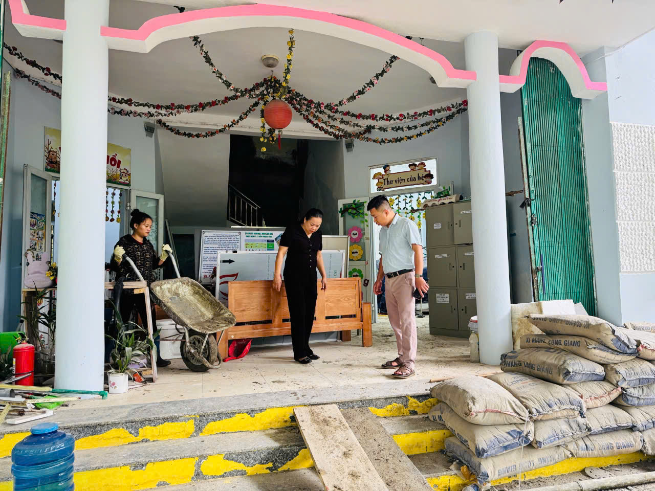 LÃNH ĐẠO XÃ THƯỢNG SƠN KIỂM TRA TIẾN ĐỘ SỬA CHỮA, NÂNG CẤP CƠ SỞ VẬT CHẤT CÁC TRƯỜNG HỌC