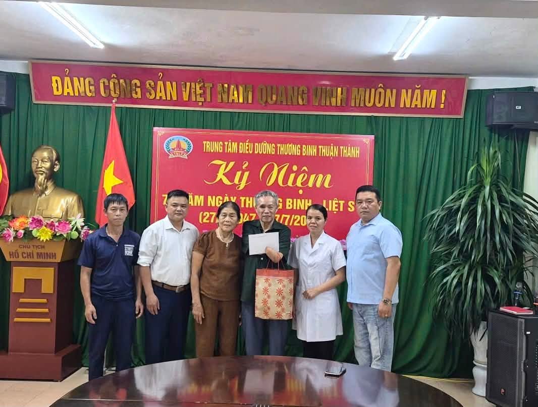ĐOÀN CÔNG TÁC XÃ TRUNG THỊNH THĂM, ĐỘNG VIÊN THƯƠNG BINH ĐANG ĐIỀU TRỊ TẠI TRUNG TÂM ĐIỀU DƯỠNG THƯƠNG BINH THUẬN THÀNH