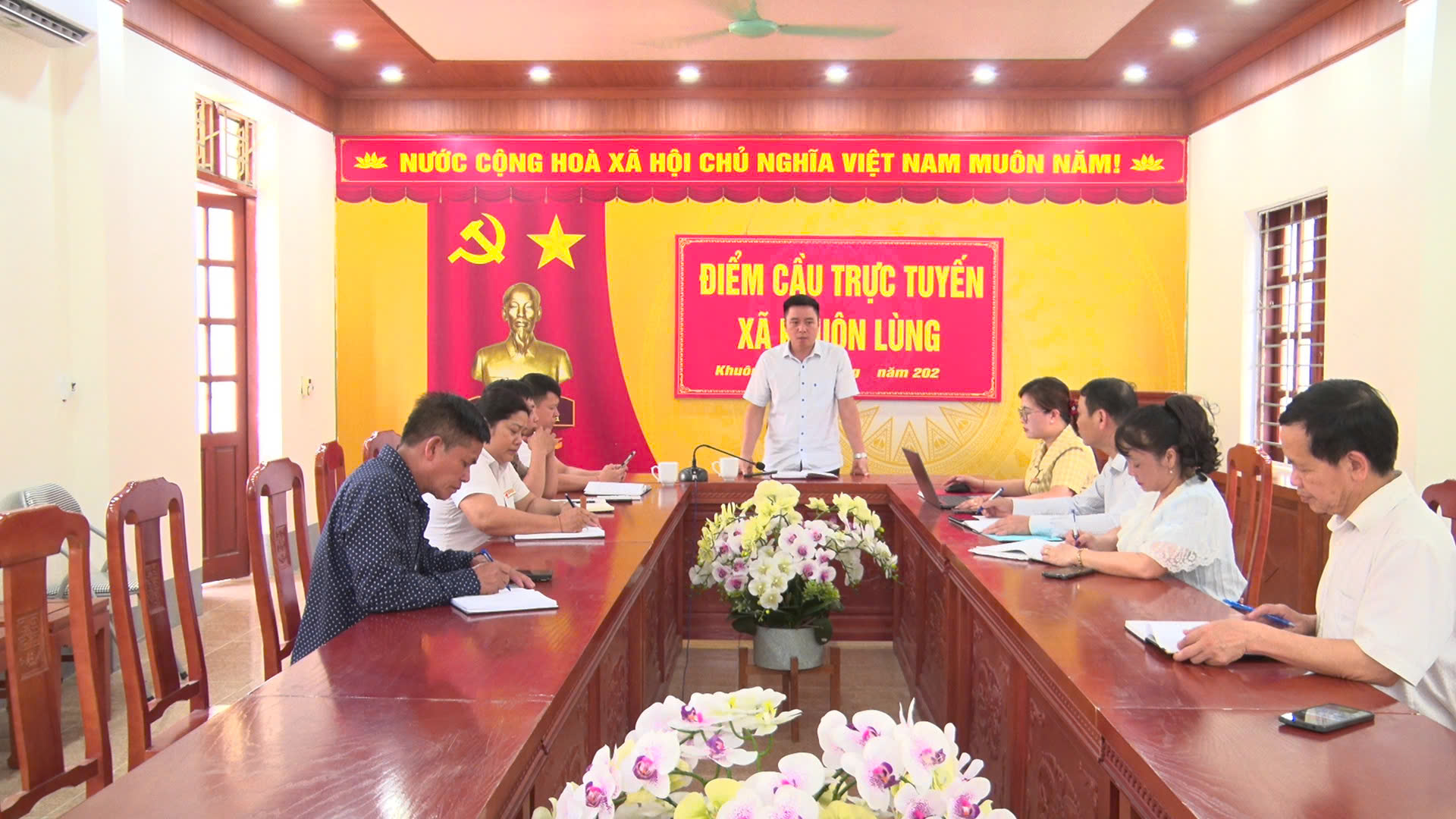 ĐỒNG CHÍ CHỦ TỊCH UBND XÃ KHUÔN LÙNG LÀM VIỆC VỚI TRẠM Y TẾ XÃ