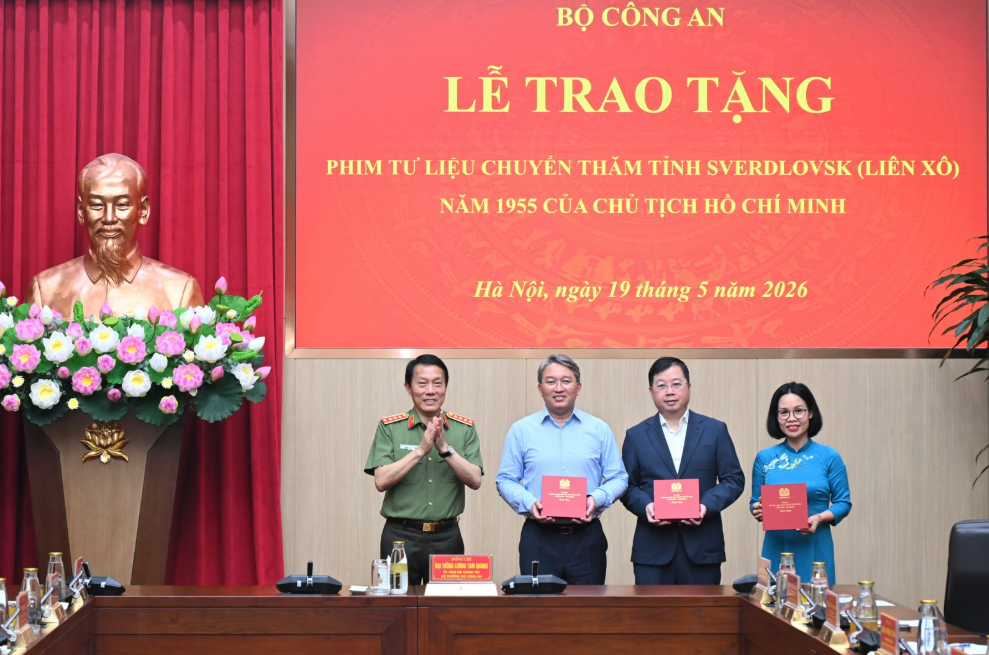 TRAO TẶNG PHIM TƯ LIỆU CHUYẾN THĂM TỈNH SVERDLOVSK (LIÊN XÔ) NĂM 1955 CỦA CHỦ TỊCH HỒ CHÍ MINH