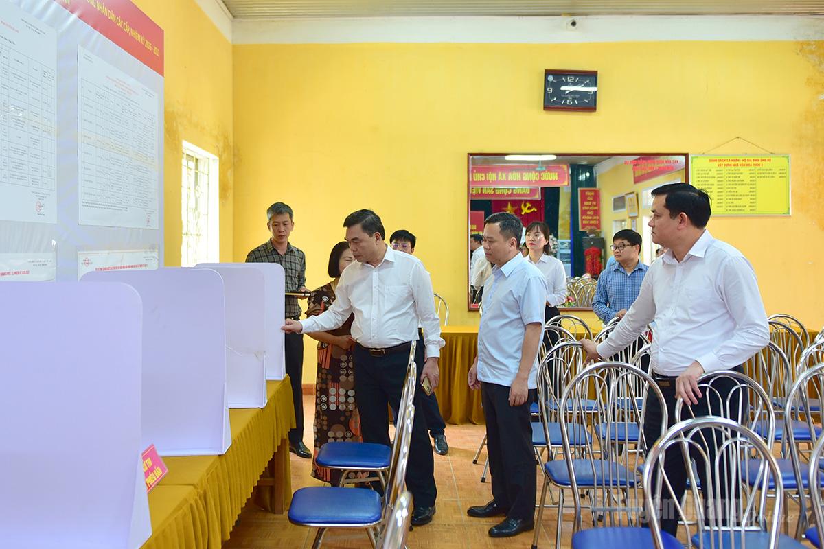 Phó Bí thư Tỉnh ủy, Chủ tịch Ủy ban MTTQ Việt Nam tỉnh Ma Thế Hồng kiểm tra công tác chuẩn bị bầu cử tại phường Minh Xuân