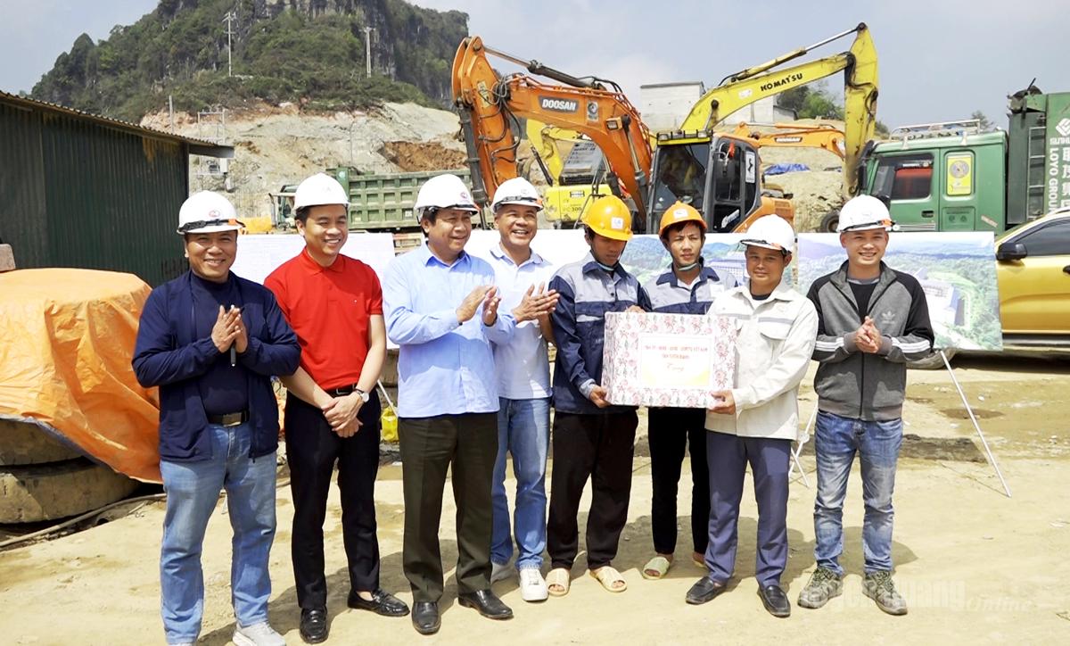 Đồng chí Giám đốc Công an tỉnh kiểm tra tiến độ xây dựng Trường Phổ thông Nội trú liên cấp tại Xín Mần