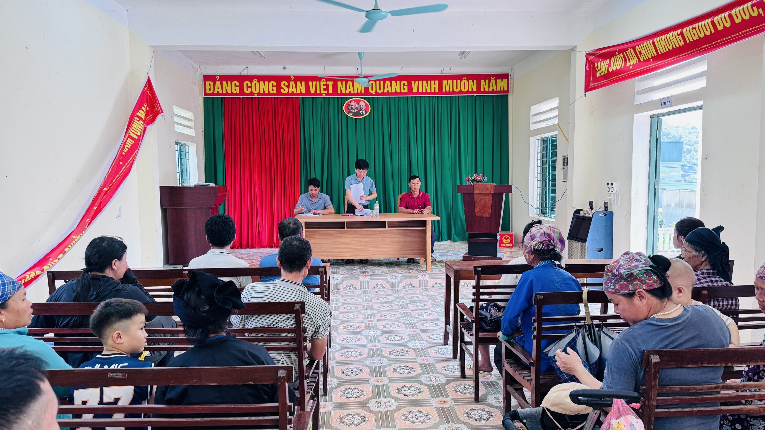 LÃNH ĐẠO XÃ BẠCH ĐÍCH LÀM VIỆC TẠI CÁC THÔN, LẤY Ý KIẾN NHÂN DÂN VỀ VIỆC SẮP XẾP THÔN